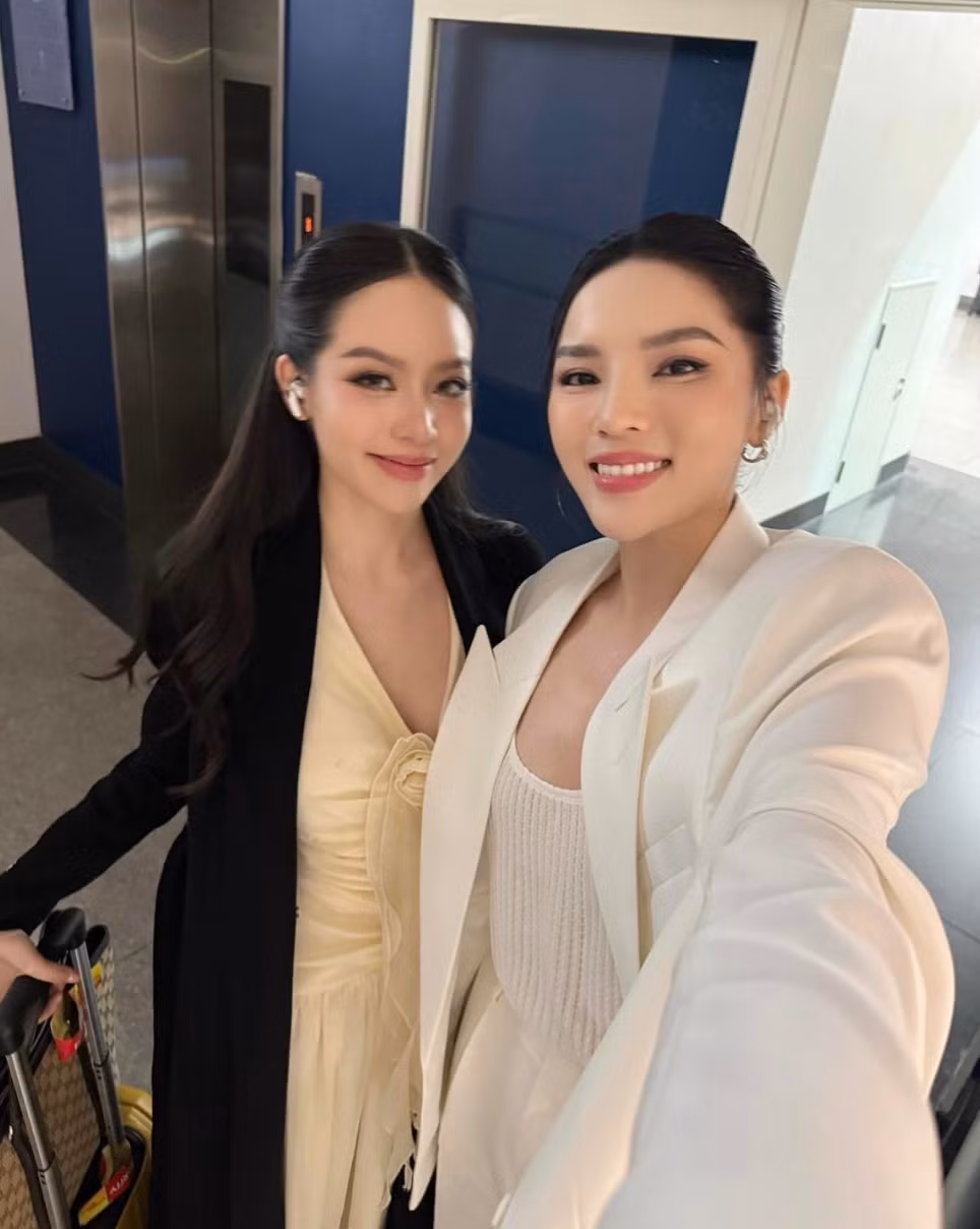  Kỳ Duyên và Thanh Thuỷ đều mang theo hàng chục va li, cả trăm bộ trang phục đủ kiểu để khoe sắc trong suốt cuộc thi. Họ thể hiện gu thẩm mỹ tinh tế và sự tự tin, khẳng định vị thế của nhan sắc Việt trên đấu trường quốc tế. Ảnh: FB Nguyen Cao Ky Duyen