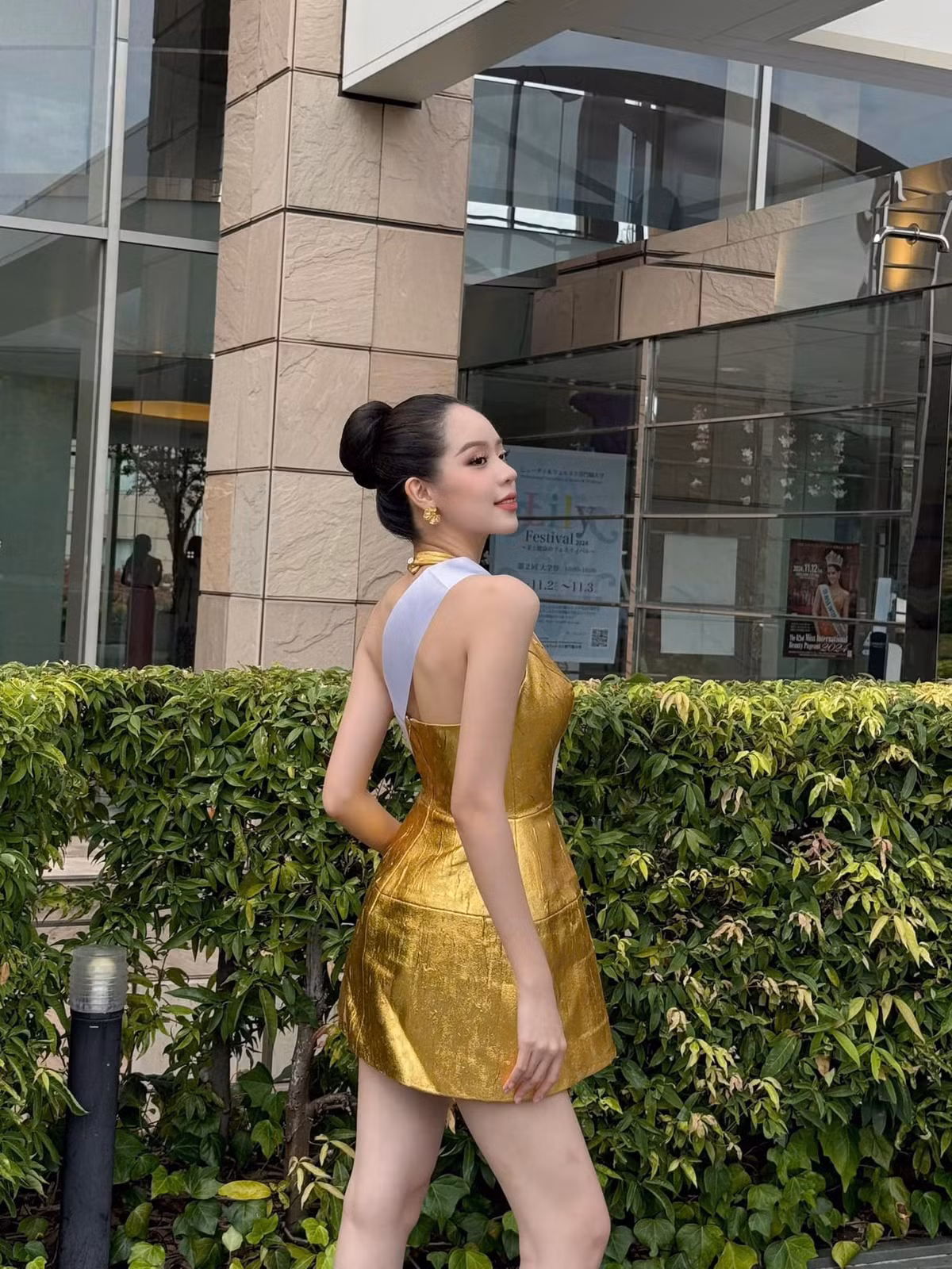 Trong một hoạt động, Hoa hậu Thanh Thuỷ chọn bộ váy vàng ánh kim với thiết kế cổ yếm, thân váy phồng nhẹ tạo vẻ đáng yêu cho người mặc. Ảnh: FB Huỳnh Thị Thanh Thủy