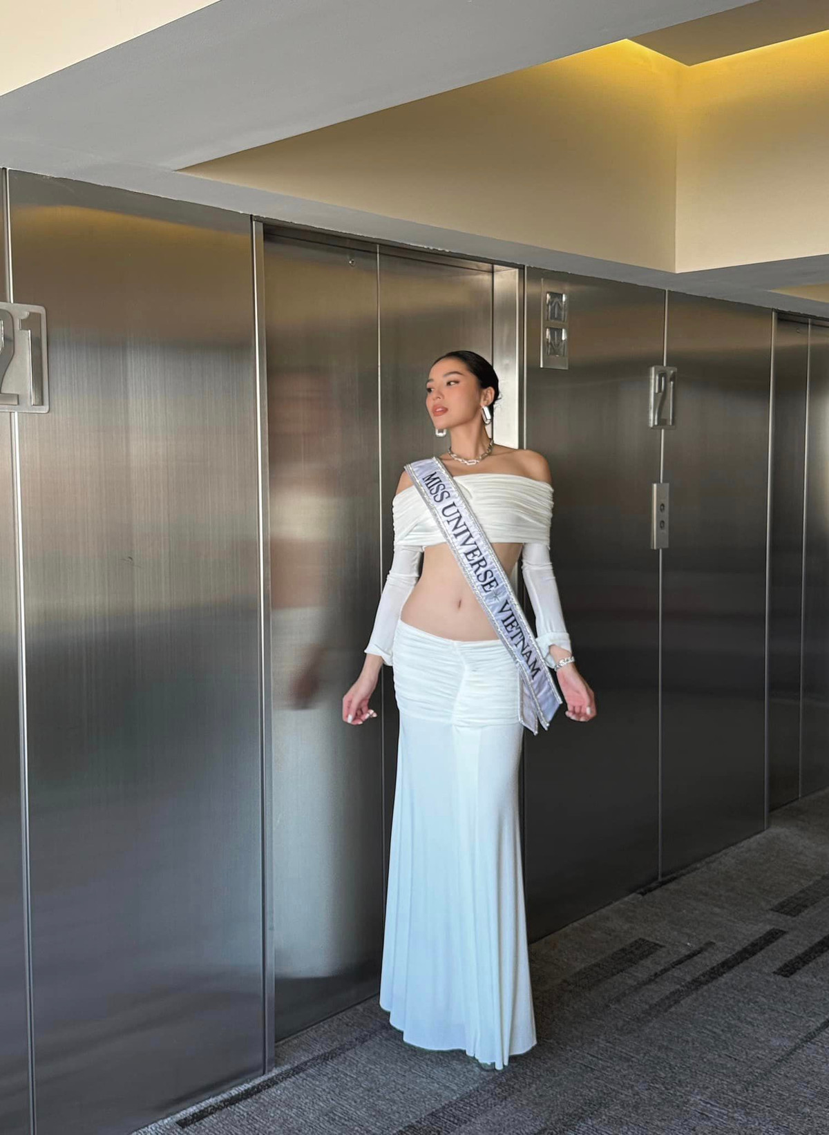 Trong một hoạt động, người đẹp Nam Định diện mẫu váy 2 mảnh theo tông màu trắng chủ đạo, phần trên là mẫu áo croptop tay dài mảnh mai, phía dưới là mẫu đầm suông trễ nải. Ảnh: FB Nguyen Cao Ky Duyen
