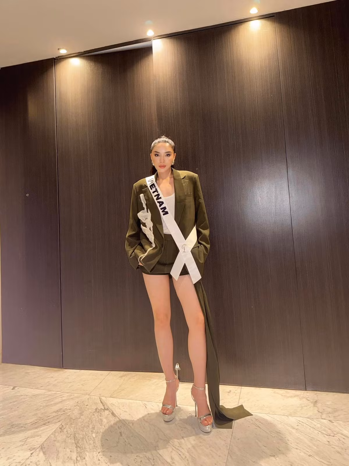 Vào ngày thi thứ 5, Kỳ Duyên diện hai bộ cánh tông màu đối lập. Một bộ màu nude và một bộ màu xanh rêu. Điểm chung của hai thiết kế này là đều tôn đôi chân thon dài của nàng hậu. Ảnh: FB Nguyen Cao Ky Duyen