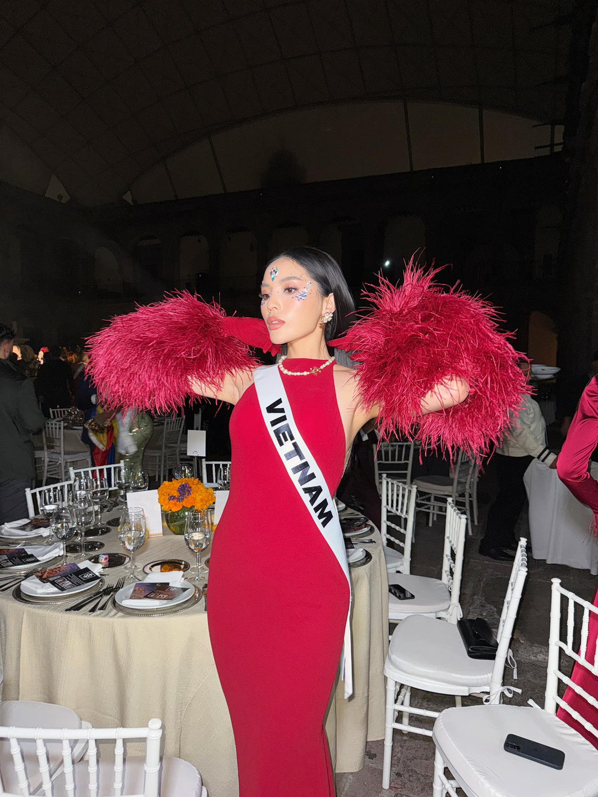 Hoa hậu Kỳ Duyên nhanh chóng trở thành tâm điểm chú ý với loạt trang phục đa dạng và đầy cá tính. Outfit tại buổi tiệc tối Gala de las Catrinas của Kỳ Duyên thực sự gây ấn tượng hơn cả. Ảnh: FB Nguyen Cao Ky Duyen