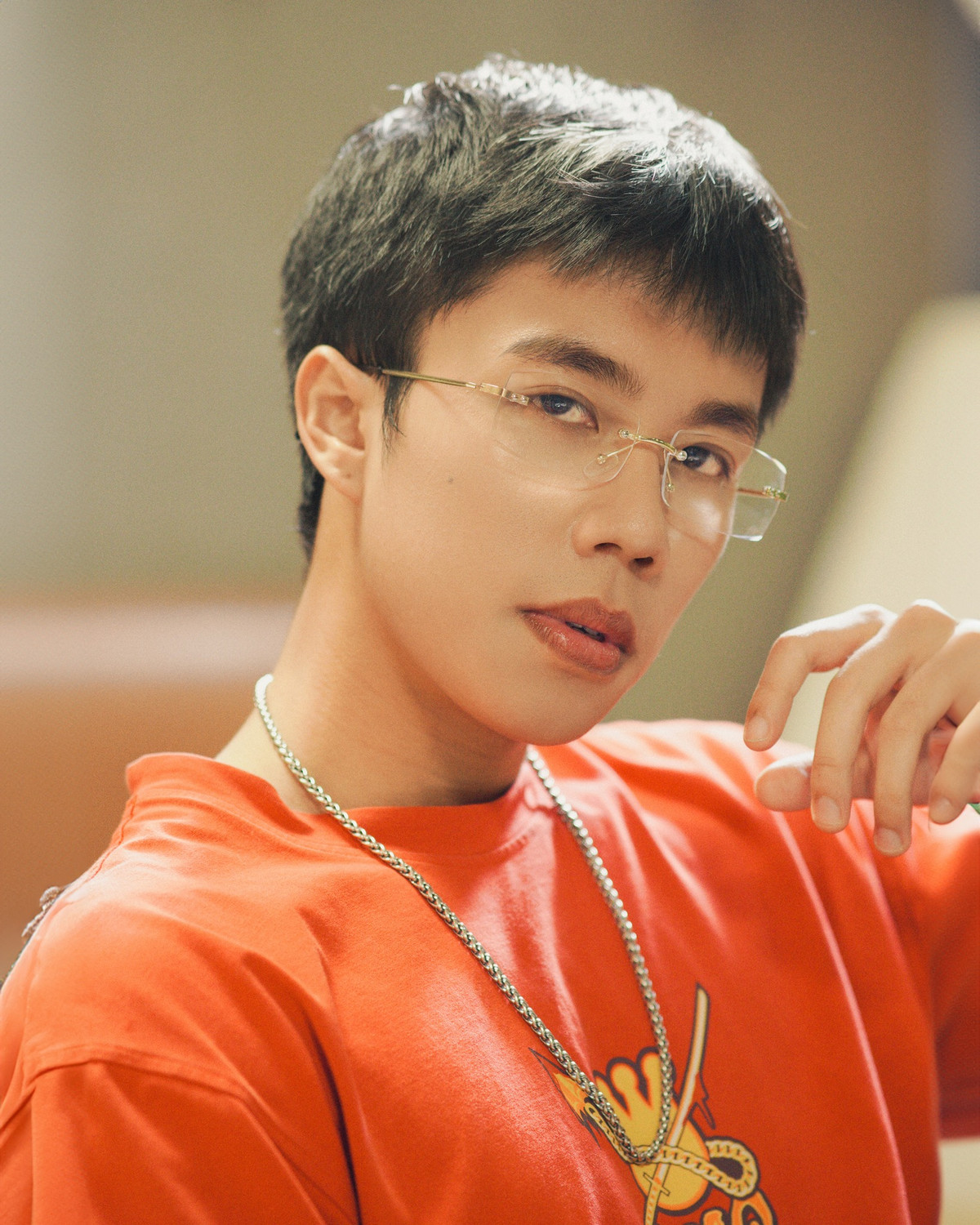 Diễn viên Long Vũ khoe vẻ điển trai, đính kèm dòng trạng thái: "Anh không giỏi toán, nhưng biết chắc một điều: Em + anh = hoàn hảo". Ảnh: FB Long Vũ