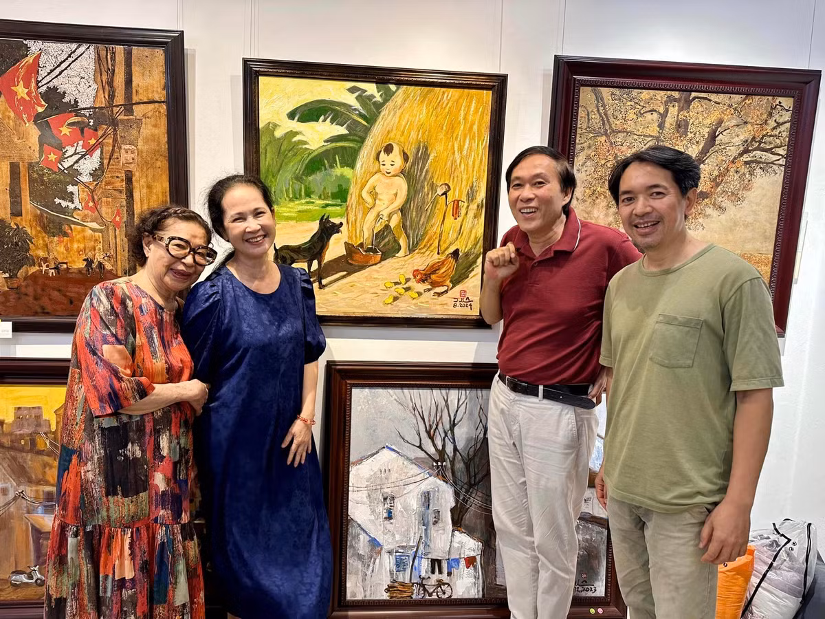 NSND Lan Hương và ông xã xem triển lãm tranh. Ảnh: Lan Hương Bông