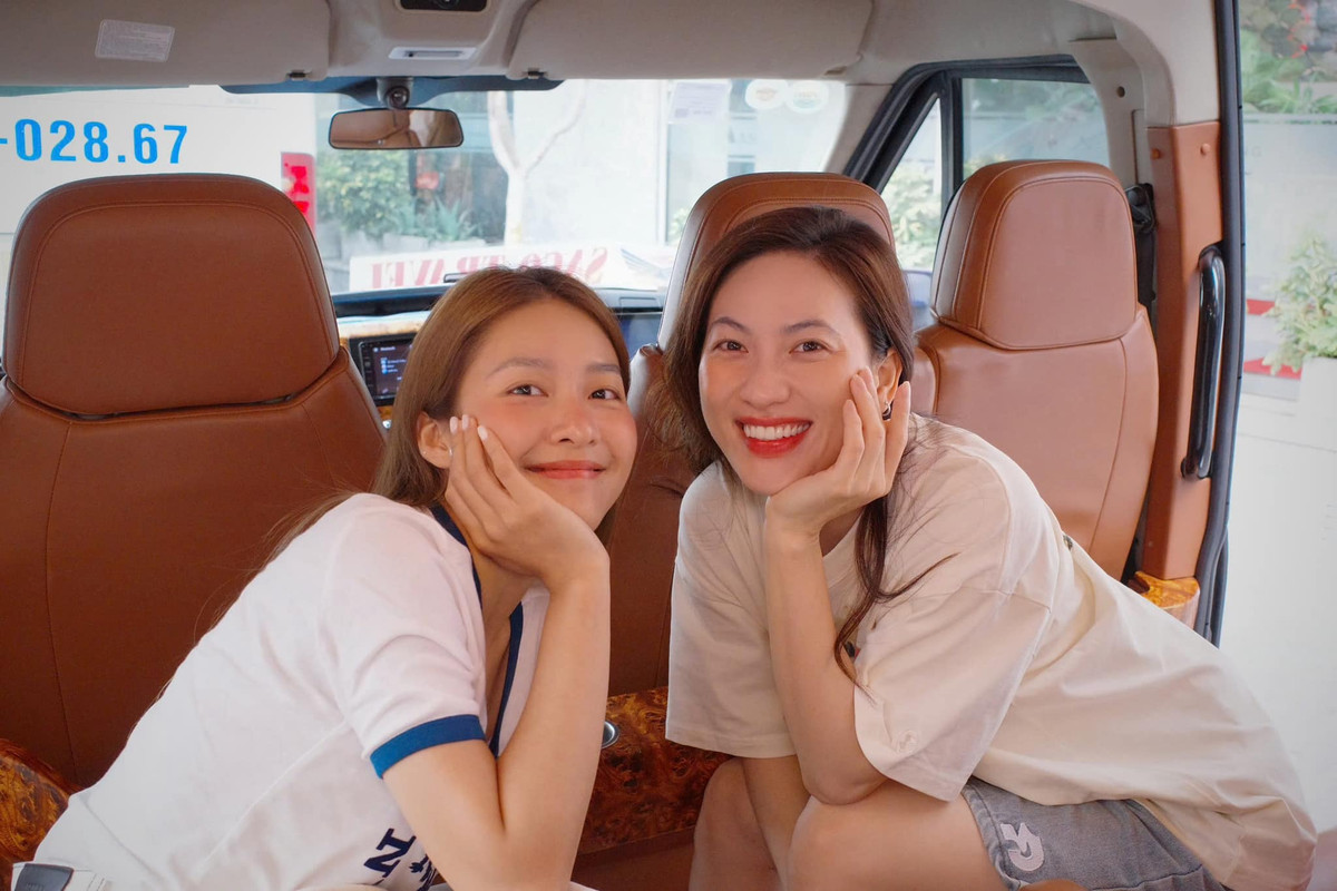 Khả Ngân và Phương Anh Đào rủ nhau chạy bộ. Ảnh: FB Khả Ngân