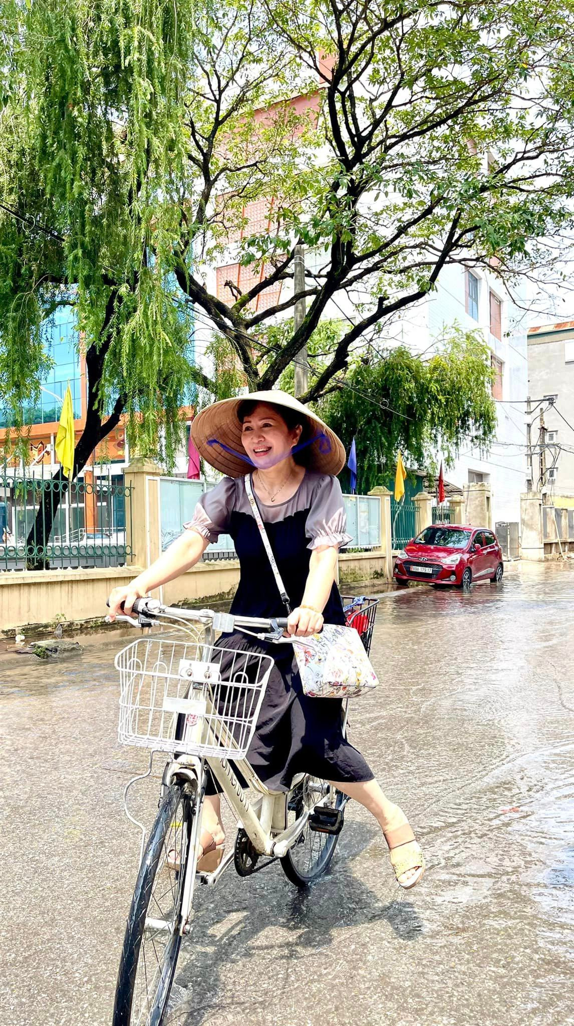 NSND Minh Hòa phải đạp xe tới trường để dạy học. Ảnh: FB Minh Hoà Trần