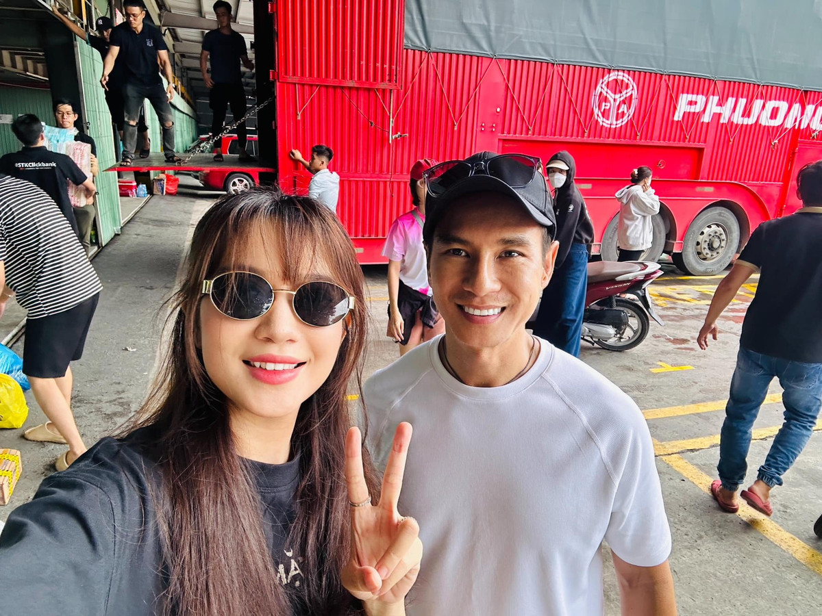 Vợ chồng Lý Hải - Minh Hà tham gia công tác thiện nguyện ủng hộ đồng bào miền Bắc bị lũ lụt. Ảnh: FB Ly Hai Minh Ha