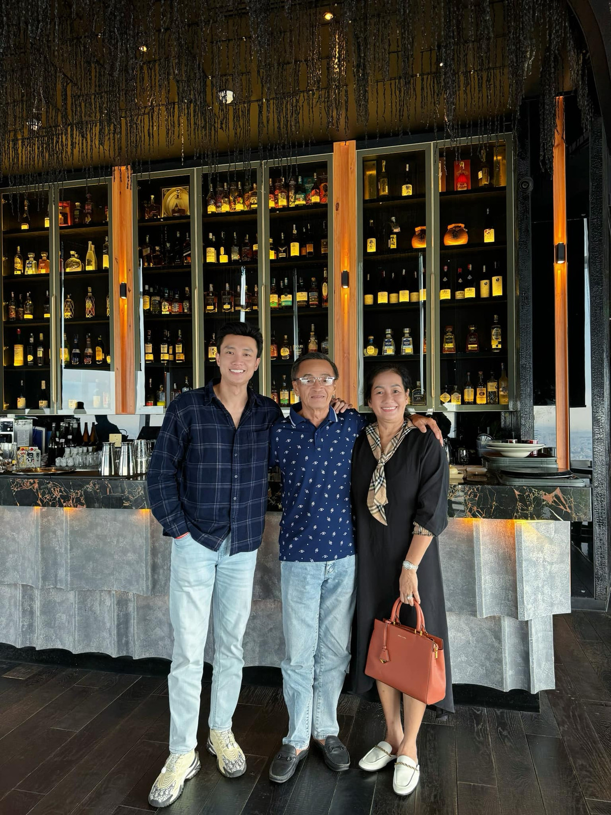 Quốc Trường đưa bố mẹ và người thân trong gia đình đến một nhà hàng ở tầng cao, ngắm toàn cảnh thành phố. Ảnh: FB Nguyễn Quốc Trường