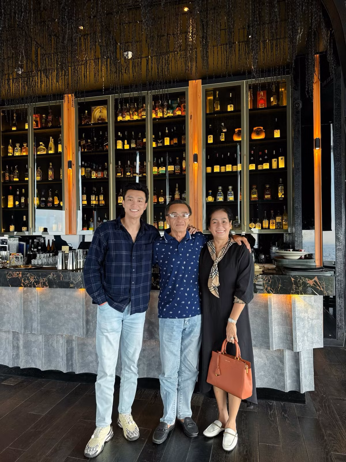 Quốc Trường đưa bố mẹ và người thân trong gia đình đến một nhà hàng ở tầng cao, ngắm toàn cảnh thành phố. Ảnh: FB Nguyễn Quốc Trường