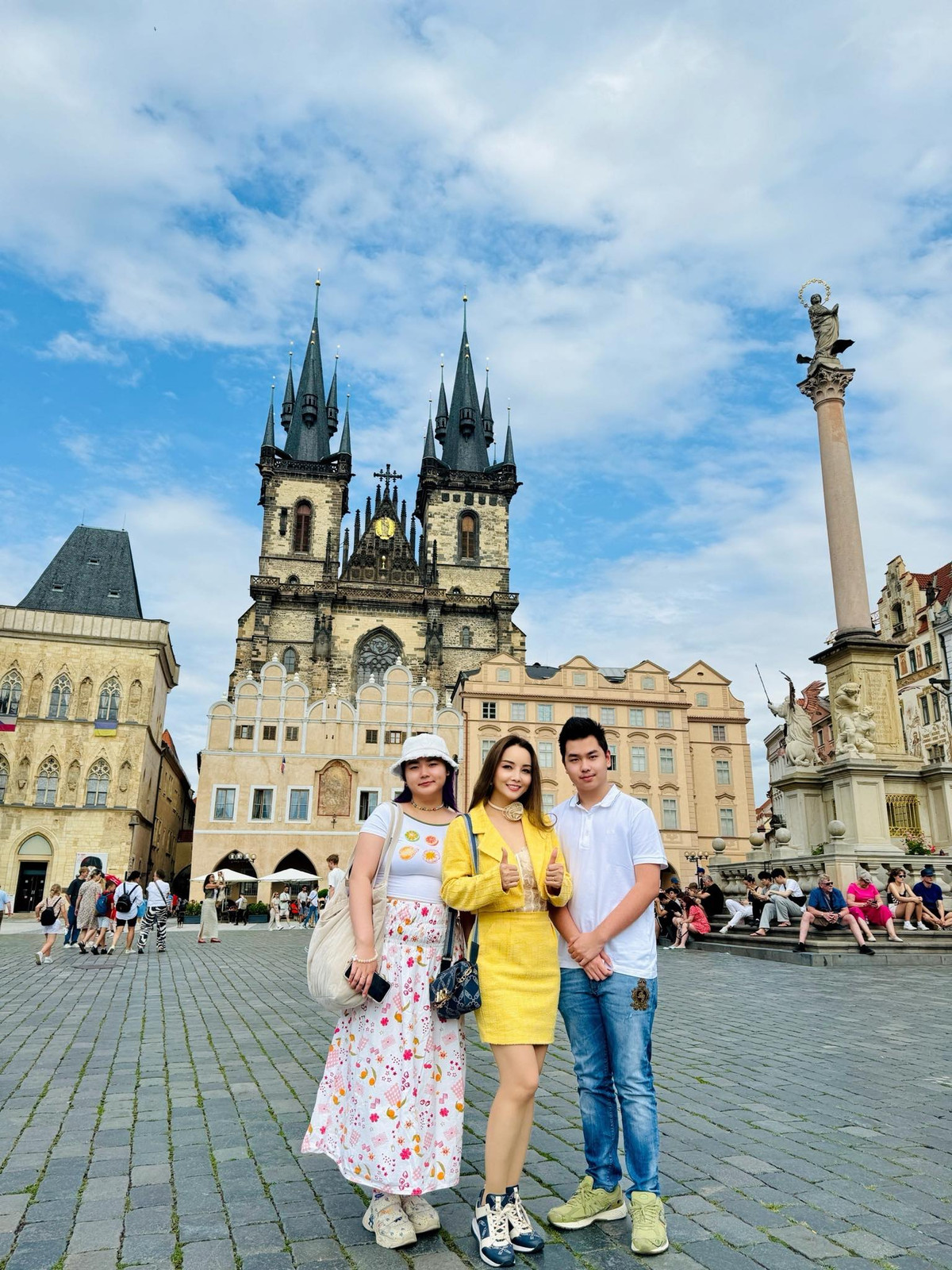 Mai Thu Huyền cùng hai con du hí trời Âu. Ảnh: FB Mai Thu Huyen