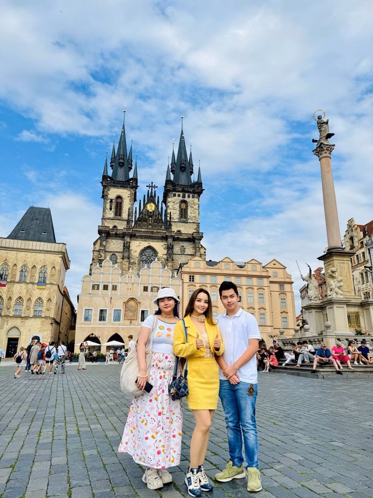 Mai Thu Huyền cùng hai con du hí trời Âu. Ảnh: FB Mai Thu Huyen