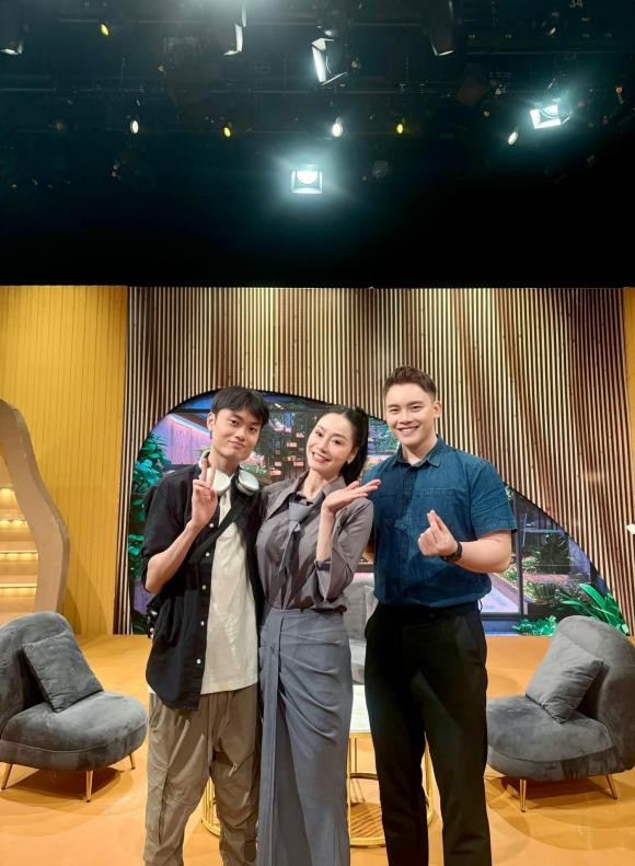 Quách Thu Phương cùng con trai đi ghi hình. Ảnh: FB Quách Thu Phương