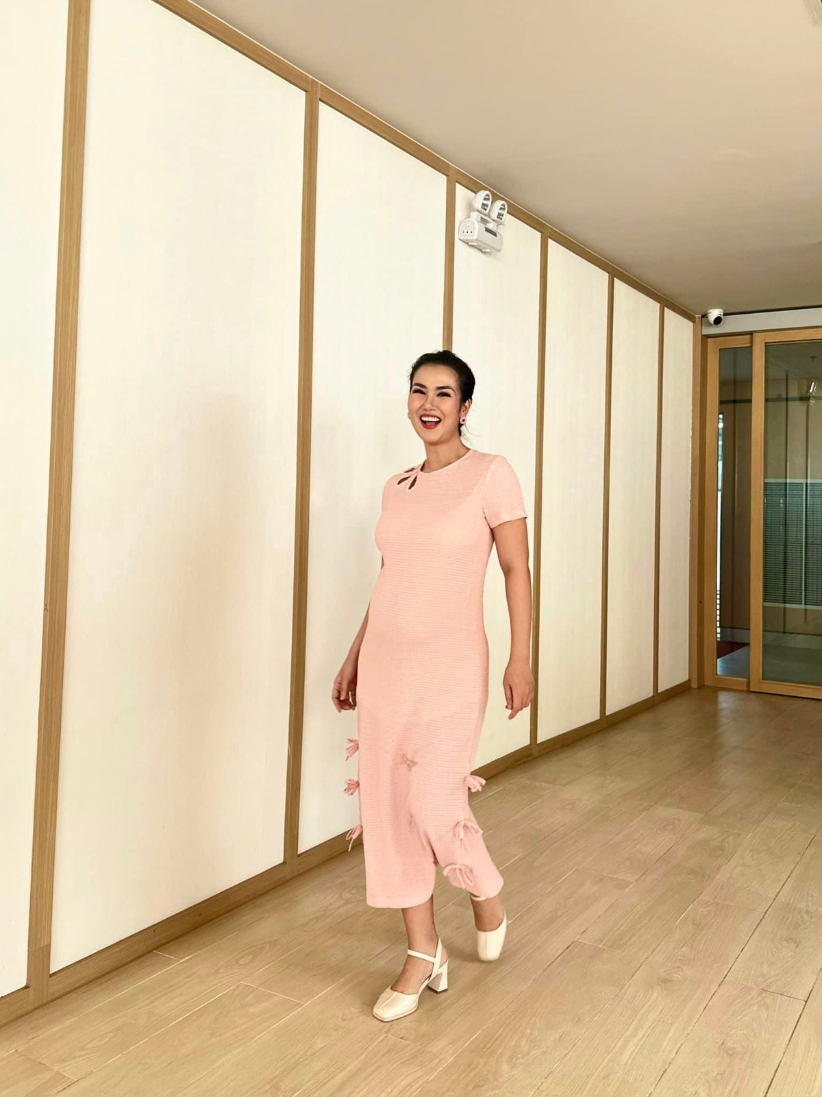 Võ Hạ Trâm tự tin đi giày cao gót tạo dáng ở giai đoạn cuối thai kỳ. Ảnh: FB Võ Hạ Trâm