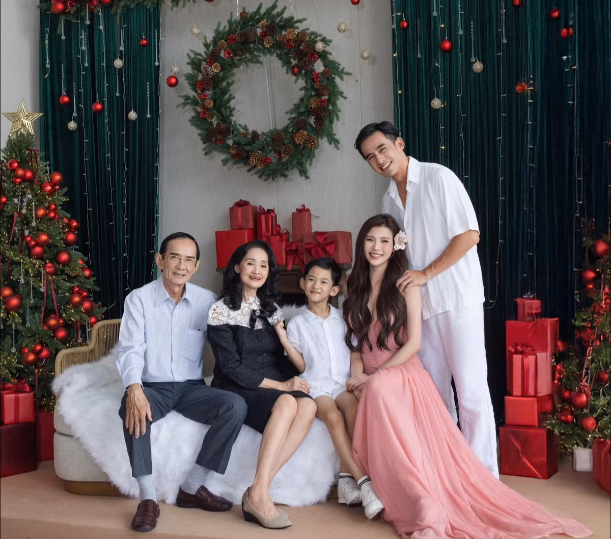 Diễn viên Thuý Diễm cùng gia đình chụp ảnh kỷ niệm nhân dịp Giáng sinh. Ảnh: FB Nguyễn Ngọc Thuý Diễm