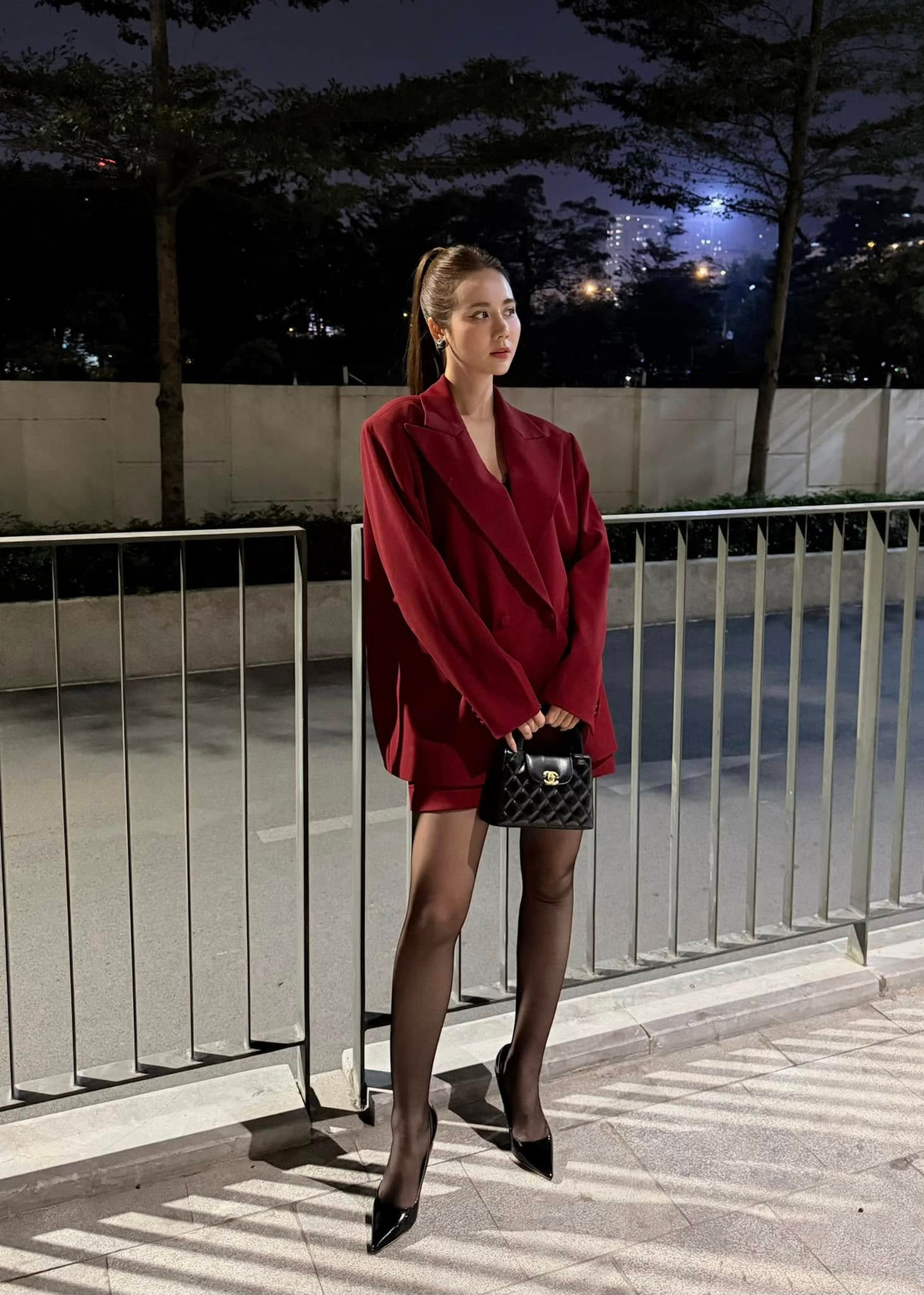 Diễn viên Huyền Lizzie khoe đôi chân dài nuột nà trên đường phố, cô diện trang phục màu đỏ mận thanh lịch nhưng vẫn gợi cảm. Ảnh: FB Phan Minh Huyền