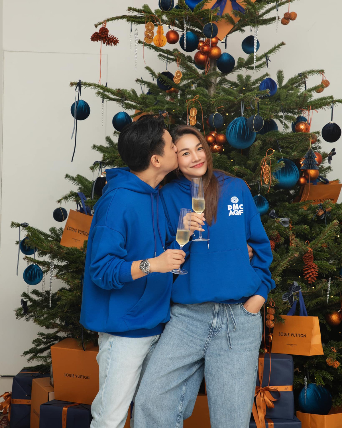 Siêu mẫu Thanh Hằng đăng ảnh mặc áo đôi với chồng nhạc trưởng và viết "Giáng sinh vui vẻ cả nhà yêu". Ảnh: FB Thanh Hằng