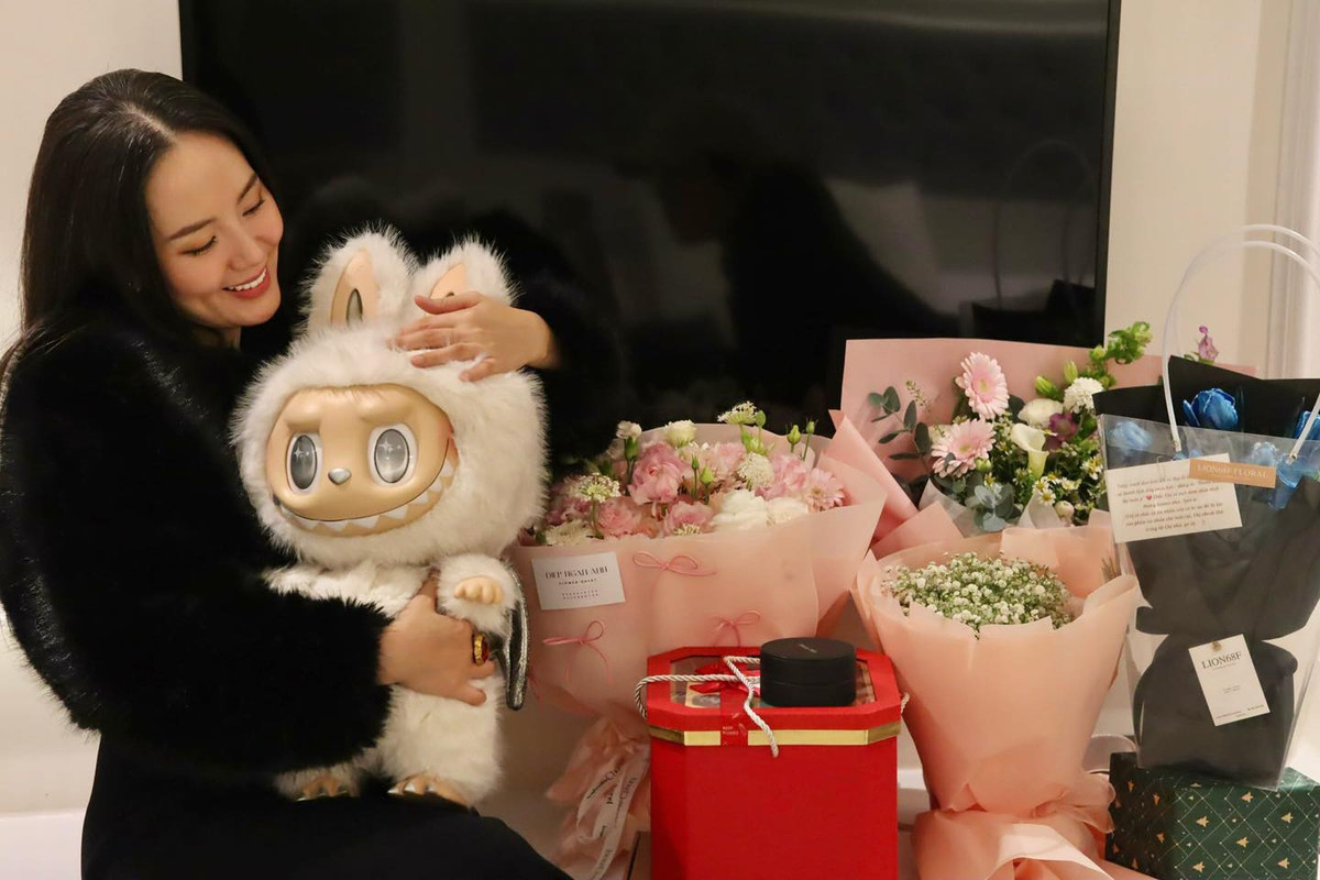 Ca sĩ Phương Linh khoe được nhận nhiều quà từ người hâm mộ. Ảnh: FB Tran Phuong Linh