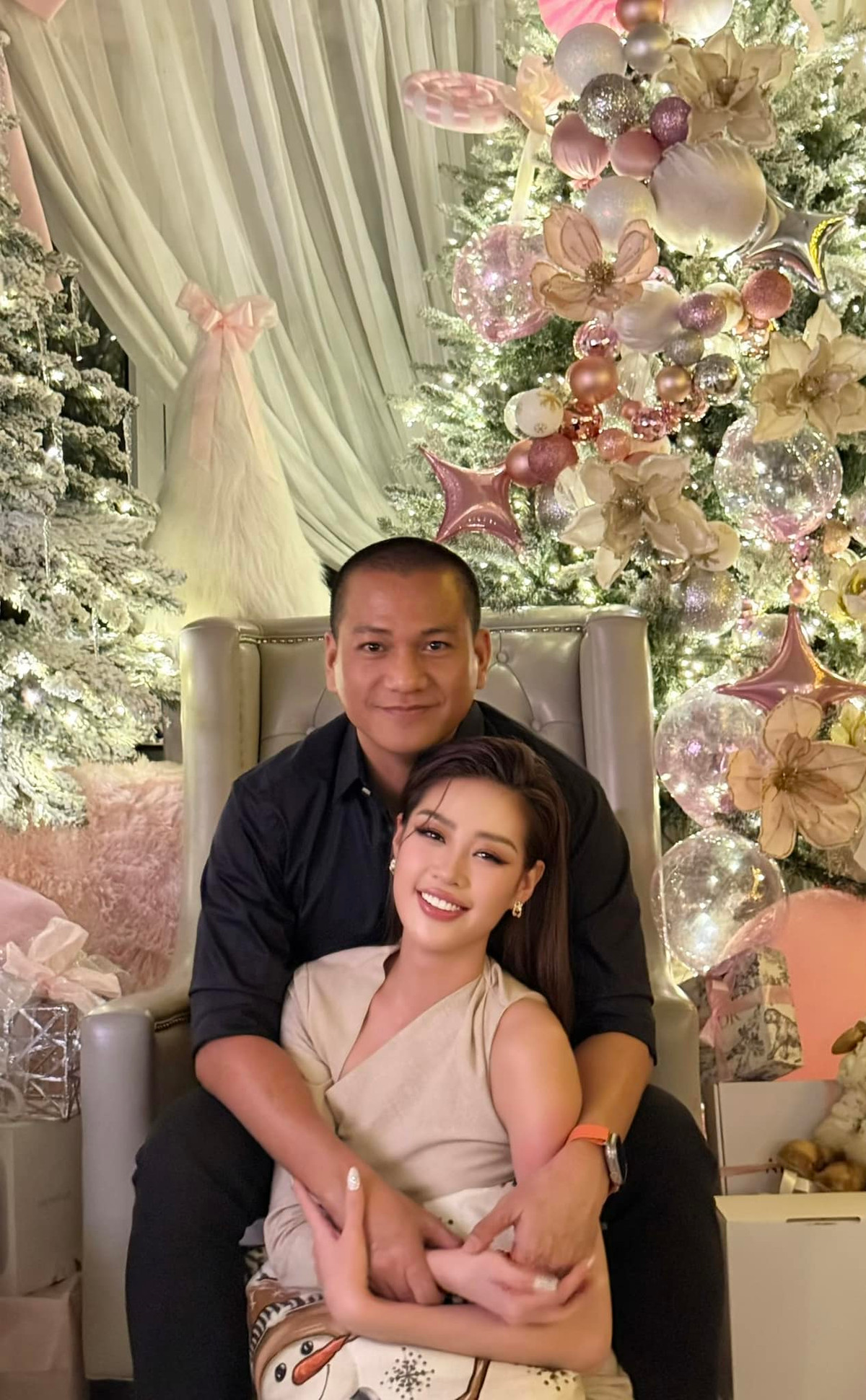 Hoa hậu Khánh Vân chụp ảnh tình tứ bên ông xã hậu đám cưới. Ảnh: FB Nguyễn Trần Khánh Vân