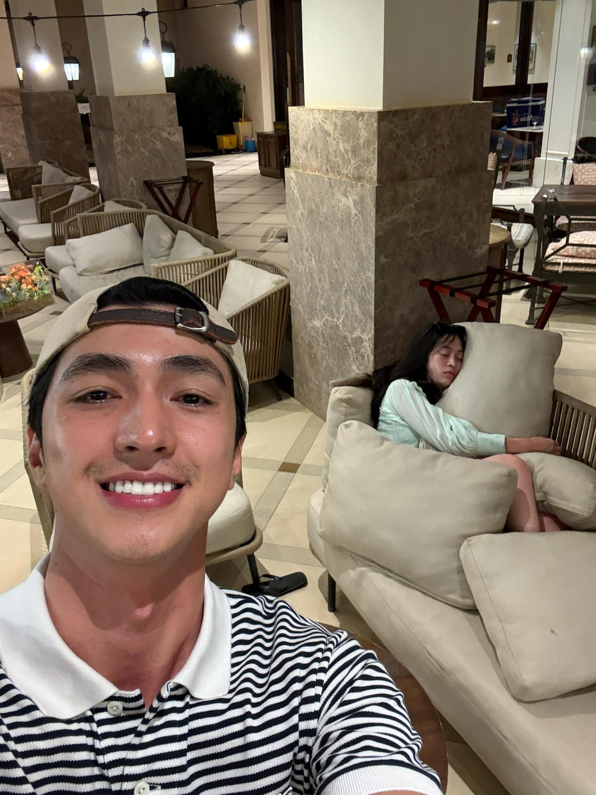 "Sinh nhật này là lần đầu tiên tôi thấy cô ấy uống 2 chén. Thôi thì, ngồi trông vợ tí vậy!", Bình An "dìm hàng" Á hậu Phương Nga. Ảnh: FB Nguyễn Bình An