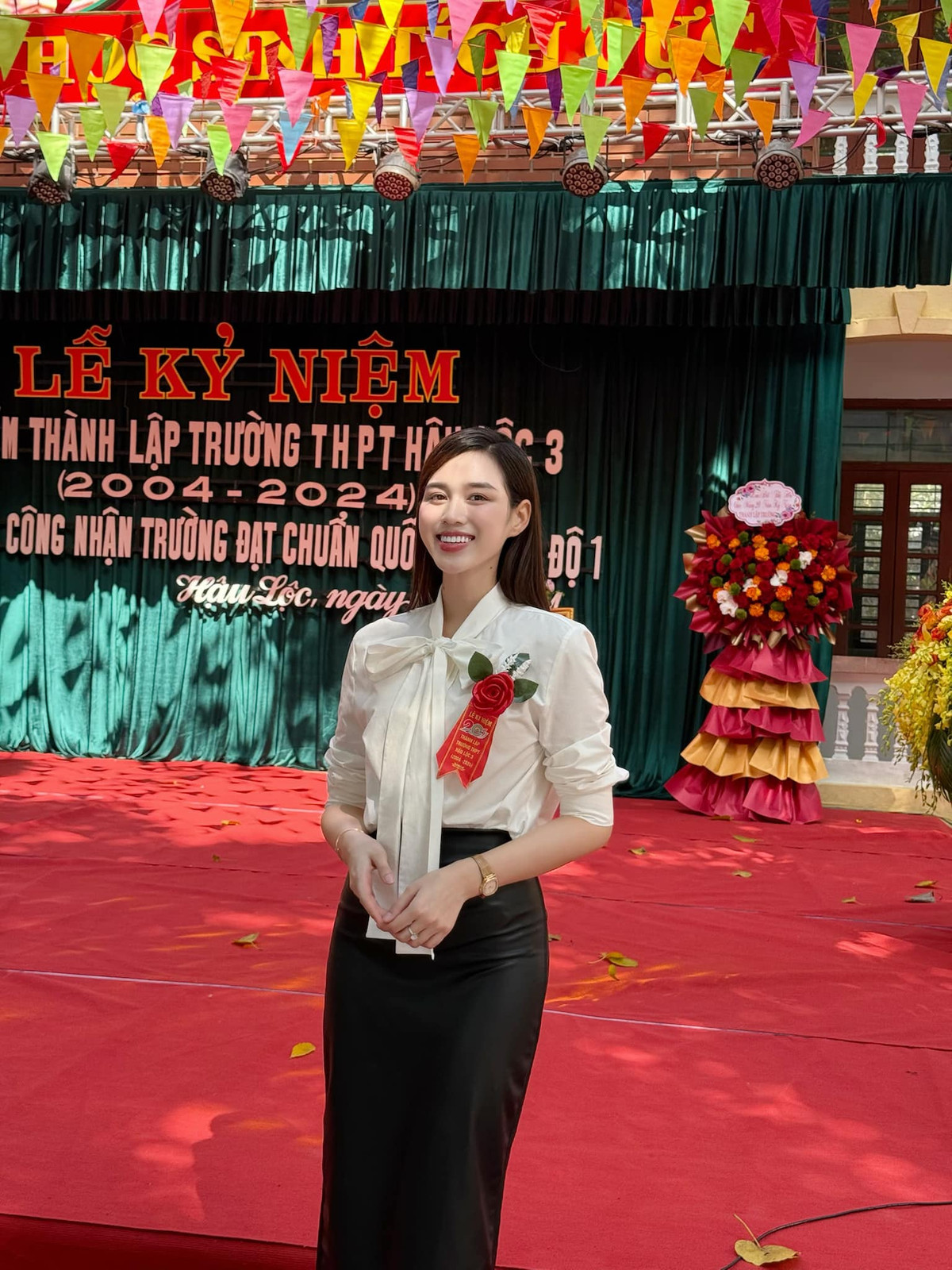 Hoa hậu Đỗ Thị Hà về thăm trường dịp lễ kỷ niệm. Ảnh: FB Đỗ Thị Hà