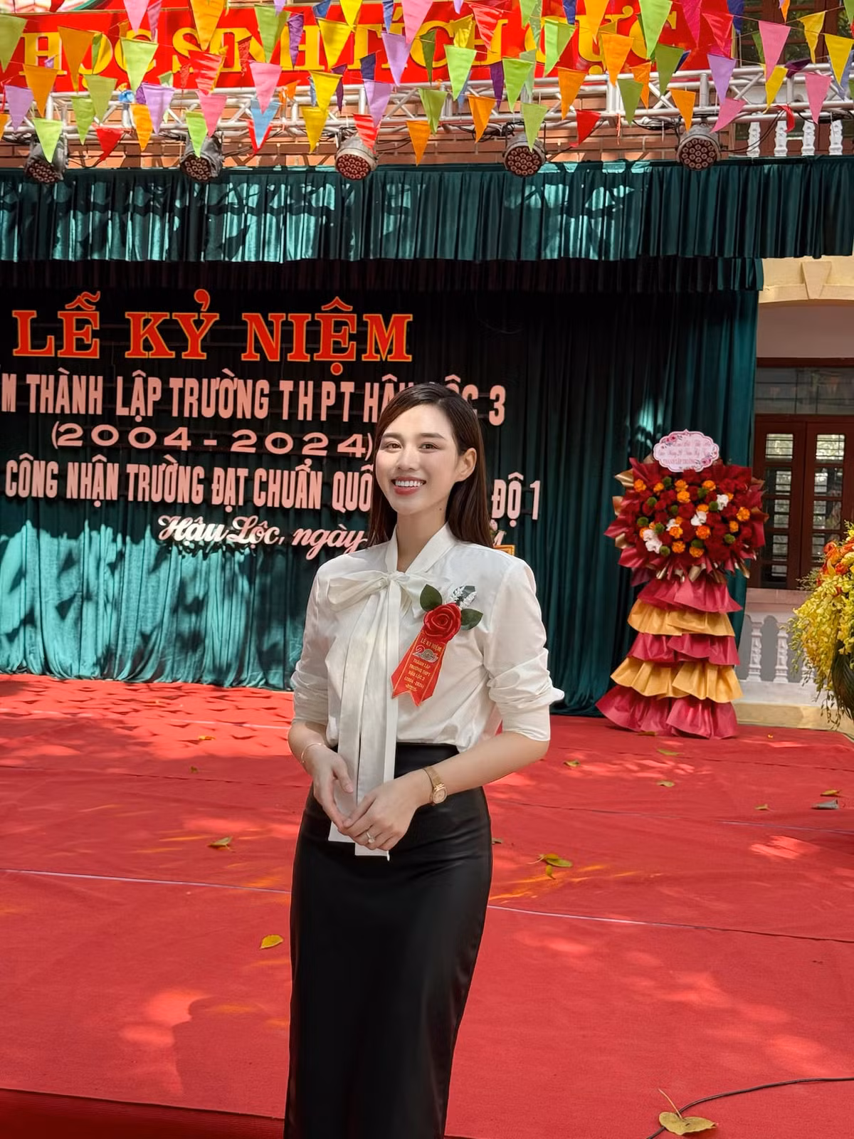 Hoa hậu Đỗ Thị Hà về thăm trường dịp lễ kỷ niệm. Ảnh: FB Đỗ Thị Hà