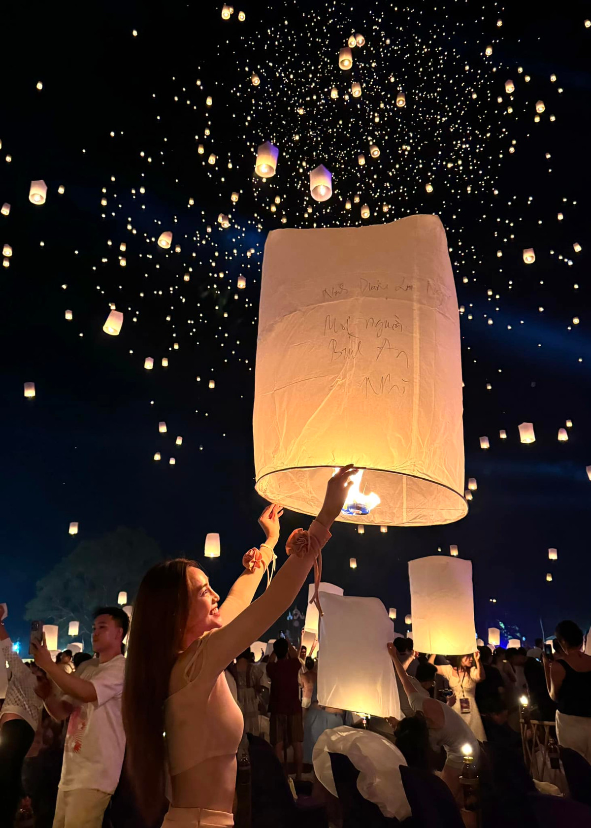 Ninh Dương Lan Ngọc thả đèn trời. "Ước mơ nhìn thấy những chiếc đèn này đã thành sự thật!". Ảnh: FB Ninh Dương Lan Ngọc