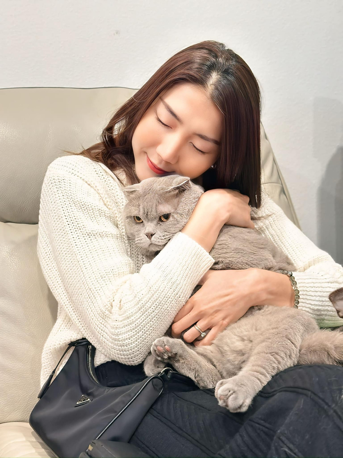 Ngọc Quyên chụp ảnh cùng thú cưng khi sang nhà người quen. Ảnh: FB Ngoc Quyen