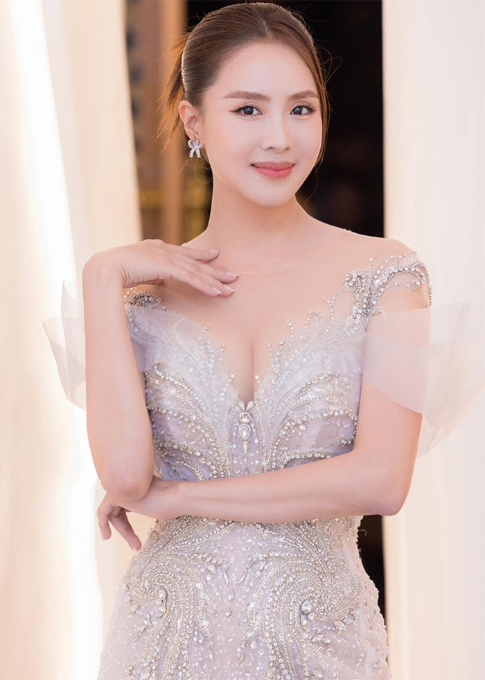 Hồng Diễm sở hữu ngoại hình cuốn hút từ khuôn mặt cho tới số đo ba vòng.