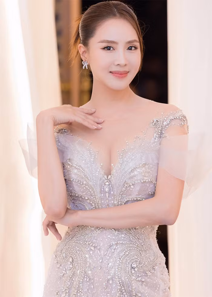 Hồng Diễm sở hữu ngoại hình cuốn hút từ khuôn mặt cho tới số đo ba vòng.