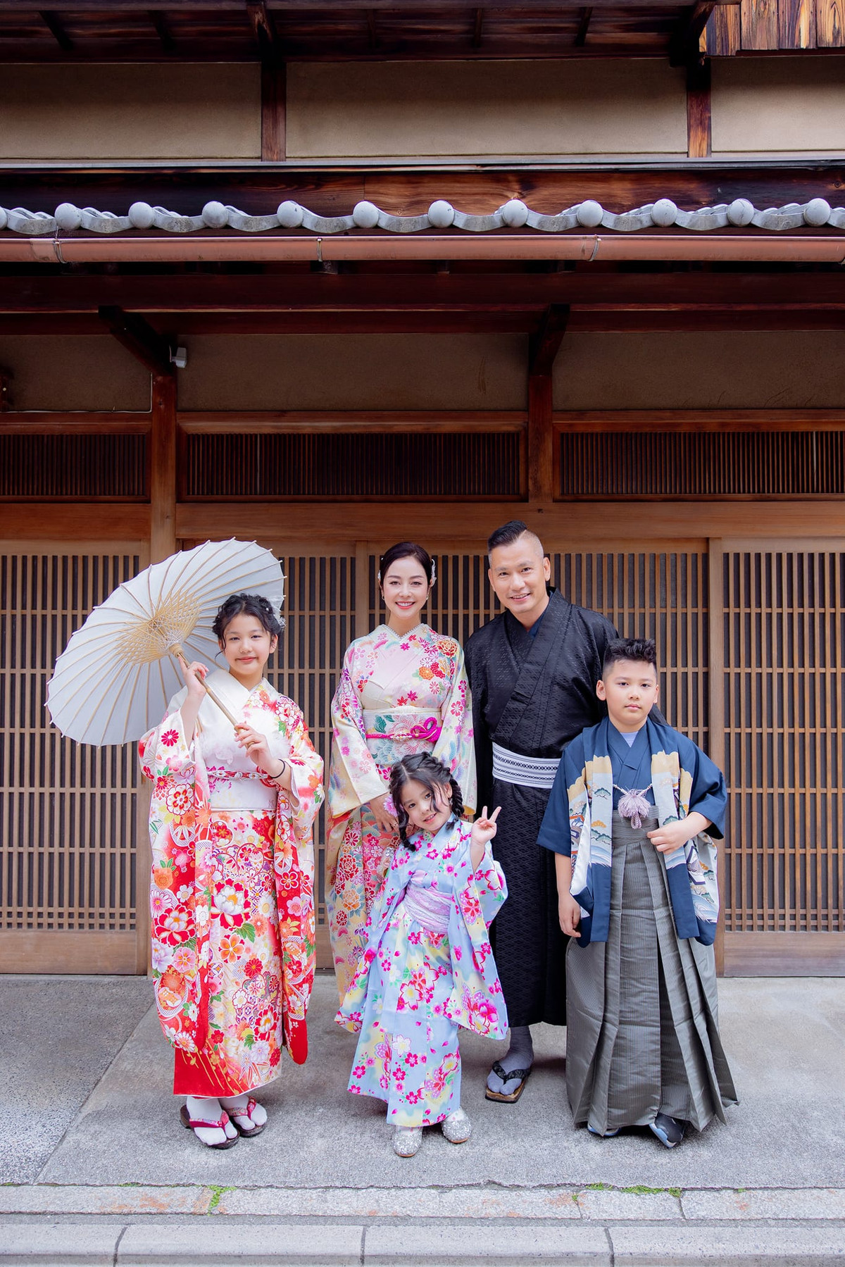 Không chỉ xinh xắn, cô bé còn sớm bộc lộ năng khiếu nghệ thuật như ca hát, nhảy múa. Ảnh: FB Jennifer Pham