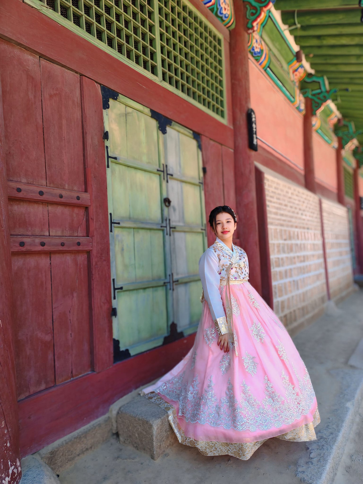 Cô bé thừa hưởng đôi mắt to tròn, sống mũi cao và làn da trắng hồng từ mẹ. Ảnh: FB Jennifer Pham