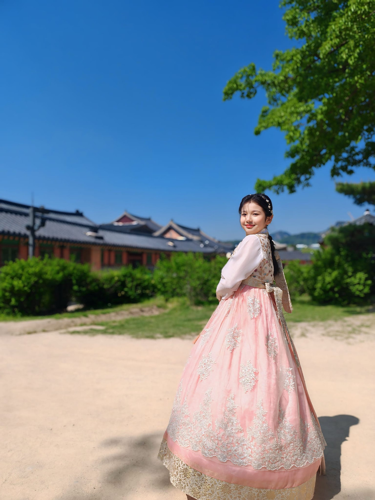 Không chỉ tài năng, bé Na còn sở hữu vẻ đẹp lai Tây xinh xắn. Ảnh: FB Jennifer Pham