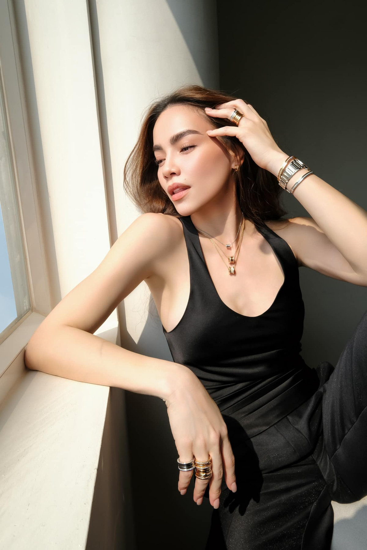 Trong ảnh, nữ ca sĩ Hồ Ngọc Hà diện trang phục đen cá tính, khoe trọn vẹn vóc dáng thon thả cùng đường cong quyến rũ. Ảnh: FBNV