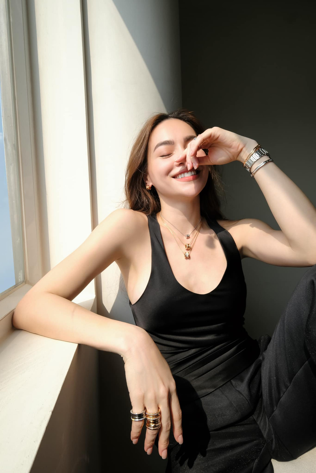 Nổi bật nhất là thần thái sang chảnh, cuốn hút cùng ánh mắt sắc sảo, toát lên khí chất "nữ hoàng" của Hồ Ngọc Hà. Ảnh: FBNV