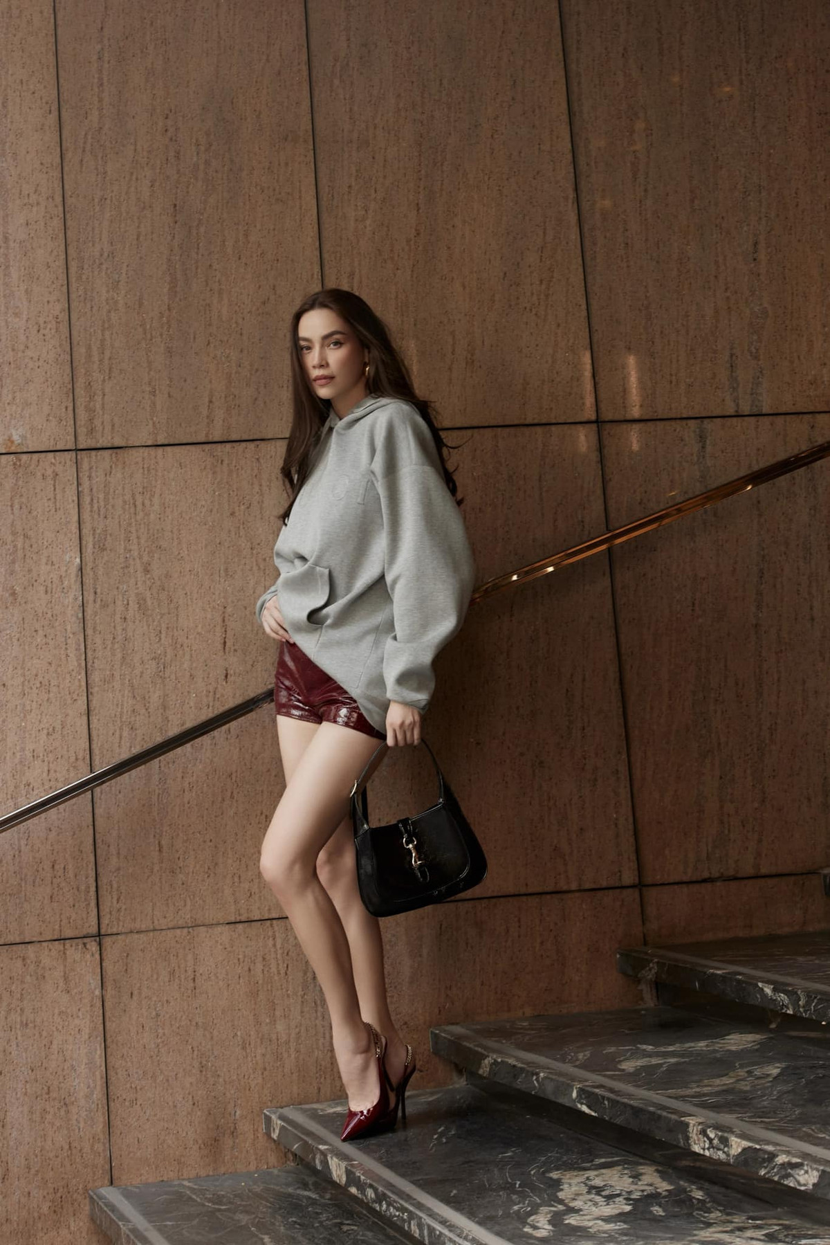 Thần thái sang chảnh, quyến rũ trong mỗi bức ảnh của Hồ Ngọc Hà đã "đốt mắt" người hâm mộ và khiến họ không thể rời mắt. Ảnh: FBNV