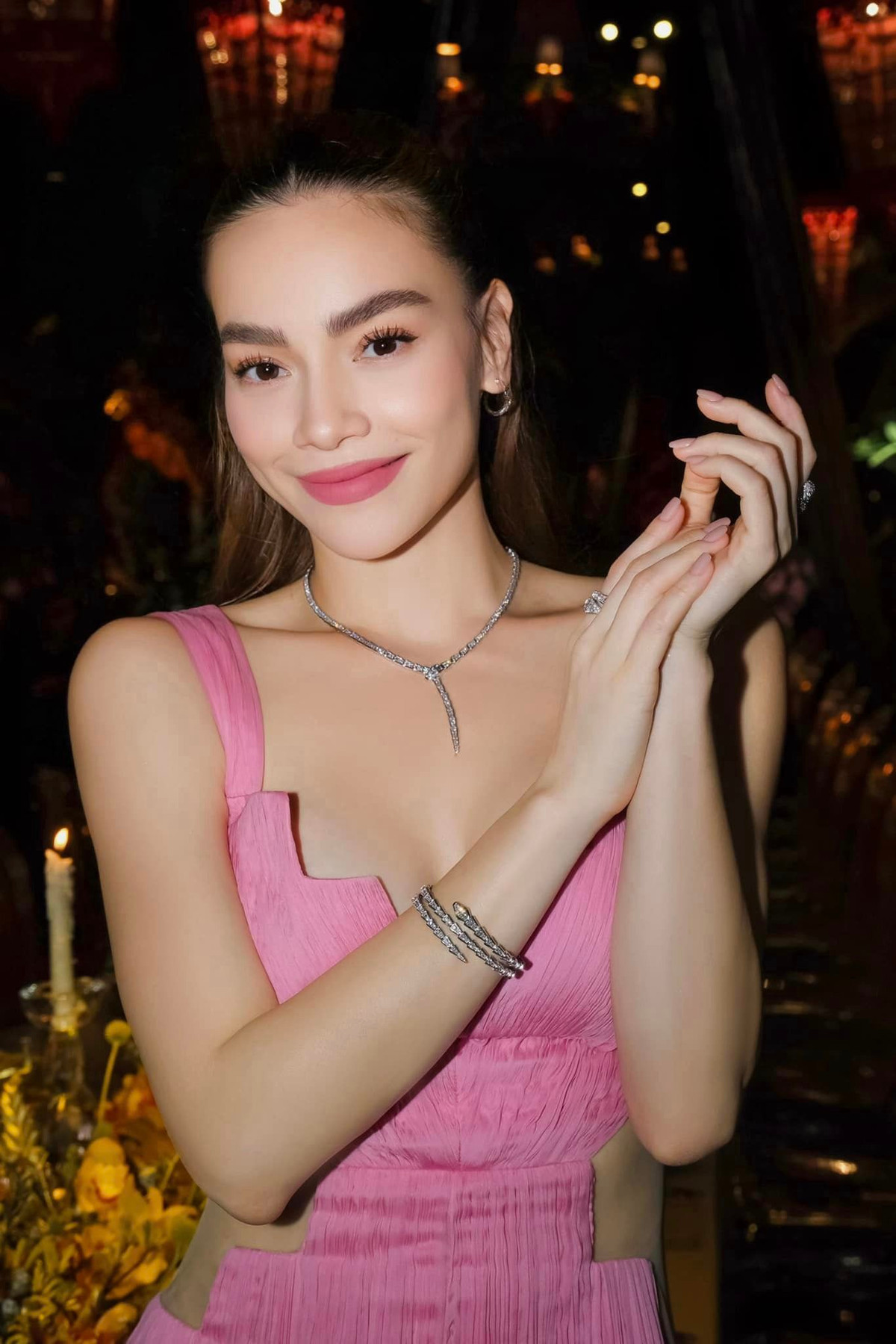 Không chỉ sở hữu giọng hát cuốn hút, ngoại hình nổi bật, Hồ Ngọc Hà còn được mệnh danh là "nữ hoàng giải trí" với gu thời trang đẳng cấp. Ảnh: FBNV