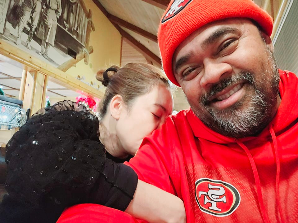 Khi nữ ca sĩ về Việt Nam diễn, "ông bầu" chăm sóc các con giúp vợ tập trung hoạt động nghệ thuật.