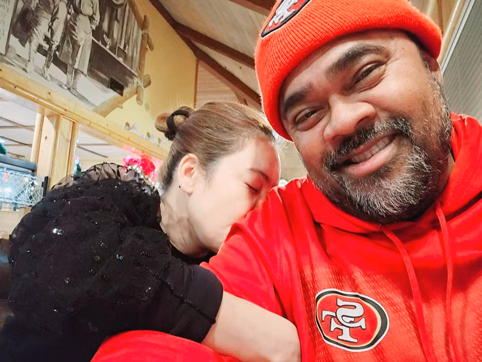 Khi nữ ca sĩ về Việt Nam diễn, "ông bầu" chăm sóc các con giúp vợ tập trung hoạt động nghệ thuật.