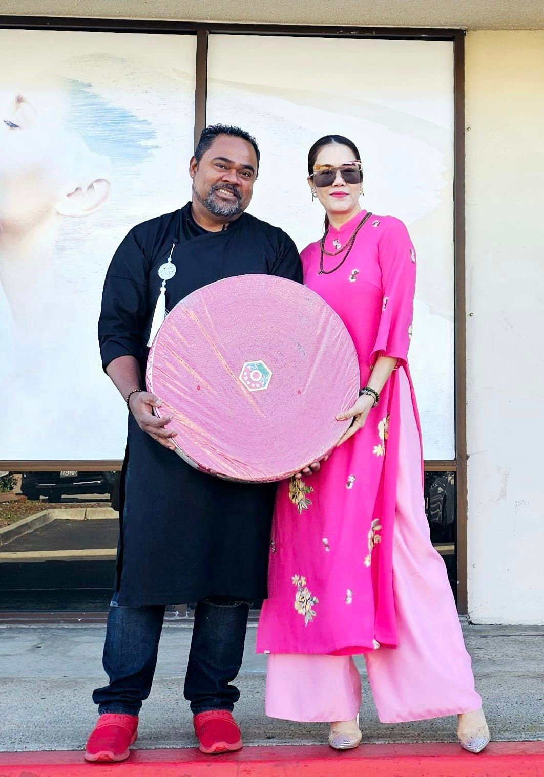 Trước khi kết hôn, Thu Phương chia sẻ, cô thích ngày nào cũng được ông bầu hỏi: “Hôm nay em đã quyết định lấy anh chưa?”. Đối với cô, câu hỏi của người bạn đời cũng như sự yêu thương, cố gắng của ông bầu hay hơn chuyện Thu Phương mặc áo cưới.