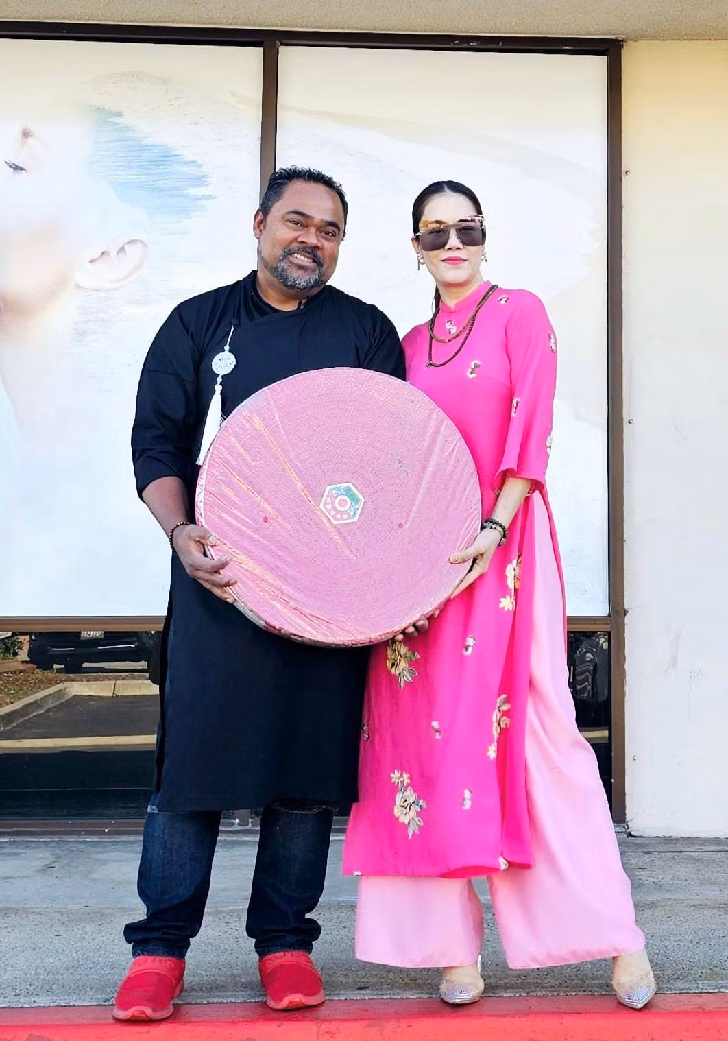 Trước khi kết hôn, Thu Phương chia sẻ, cô thích ngày nào cũng được ông bầu hỏi: “Hôm nay em đã quyết định lấy anh chưa?”. Đối với cô, câu hỏi của người bạn đời cũng như sự yêu thương, cố gắng của ông bầu hay hơn chuyện Thu Phương mặc áo cưới.