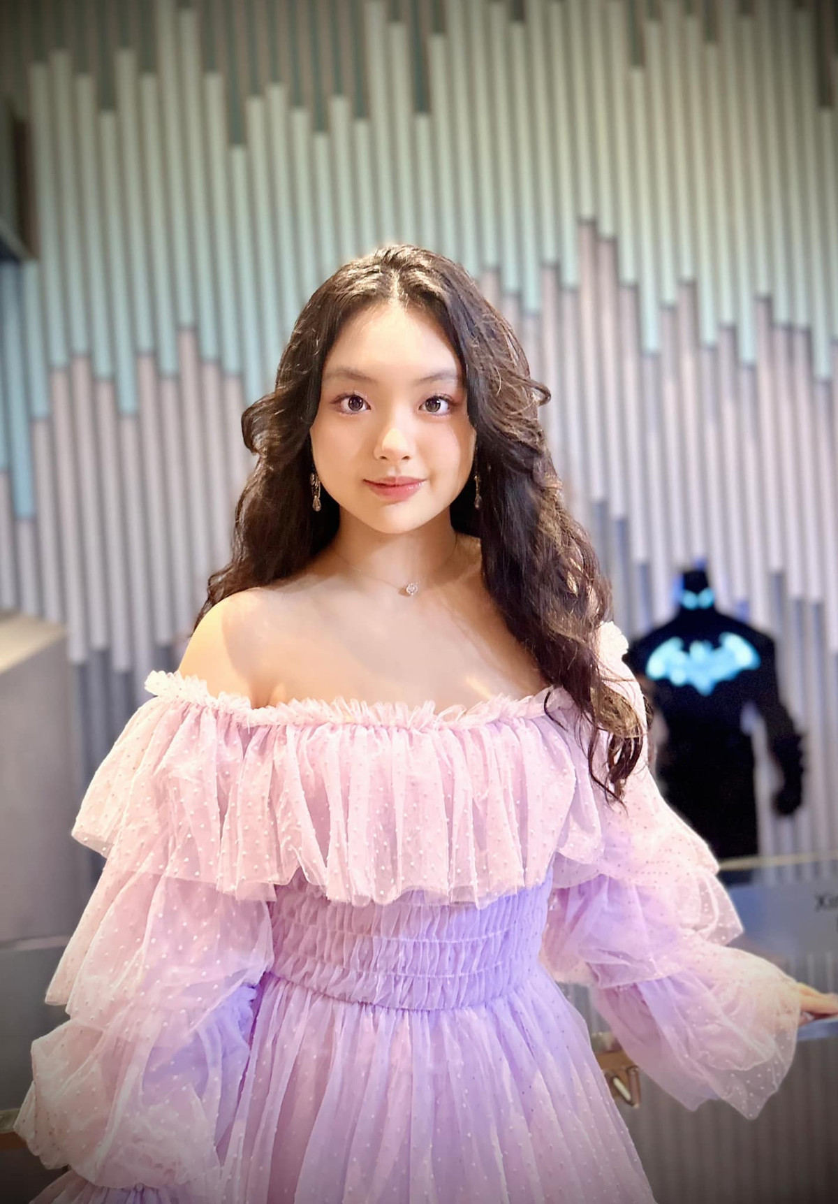 Hai con gái cựu siêu mẫu "trổ mã" ngày càng xinh đẹp, đáng yêu. Ảnh: FBNV