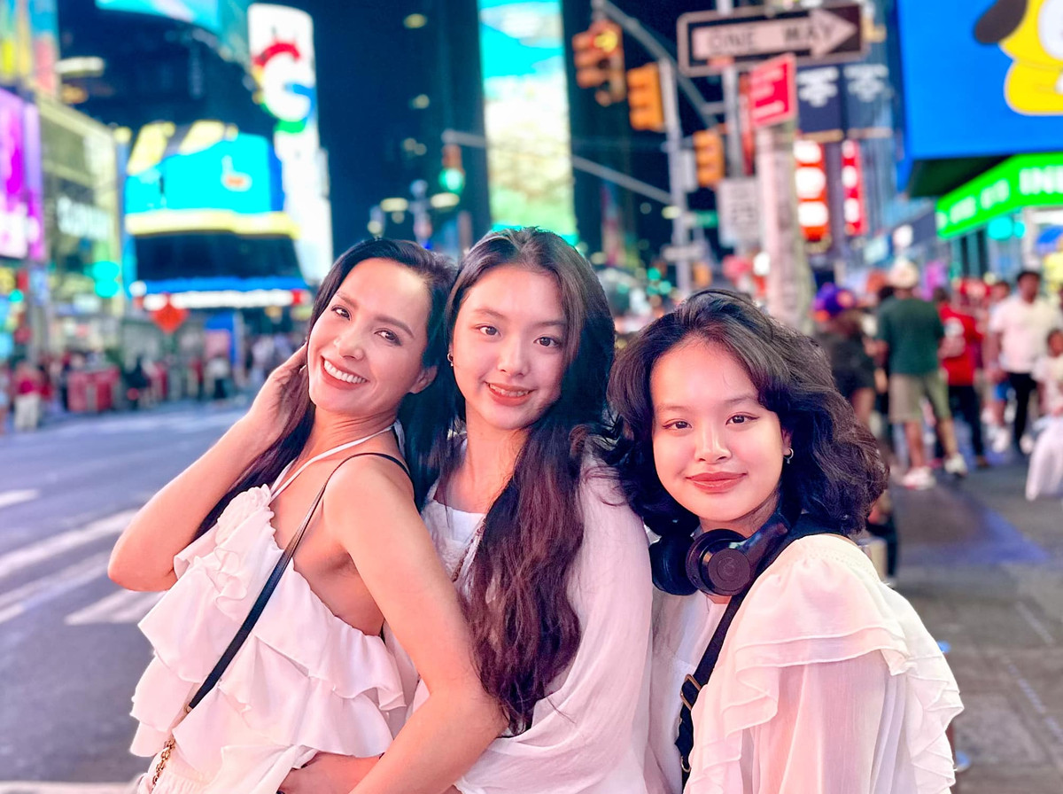 Nhiều người dự đoán, hai con gái nhà cựu siêu mẫu Thúy Hạnh sẽ trở thành mỹ nhân trong tương lai. Ảnh: FBNV