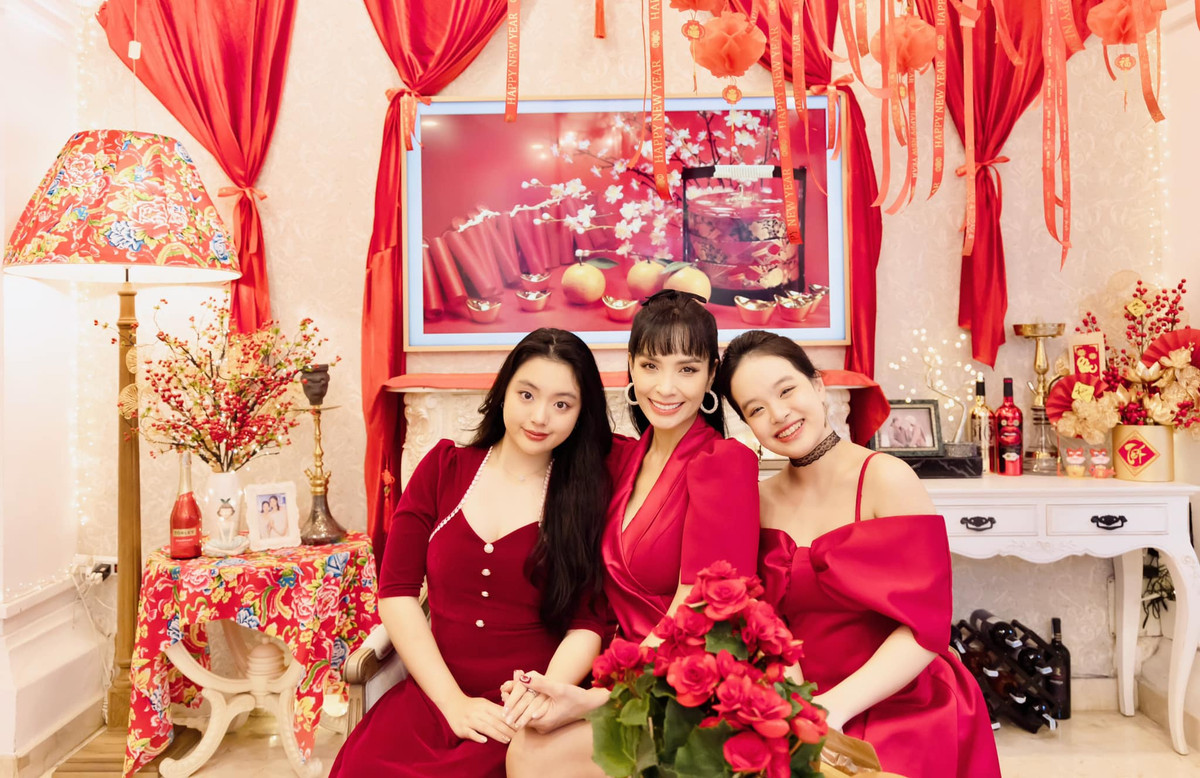 Ba mẹ con cựu siêu mẫu thường xuyên chia sẻ những khoảnh khắc ngọt ngào, tình cảm cùng nhau. Ảnh: FBNV