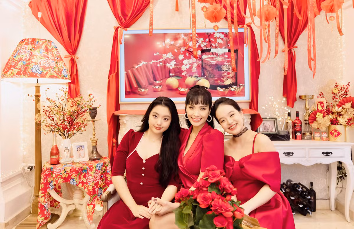 Ba mẹ con cựu siêu mẫu thường xuyên chia sẻ những khoảnh khắc ngọt ngào, tình cảm cùng nhau. Ảnh: FBNV