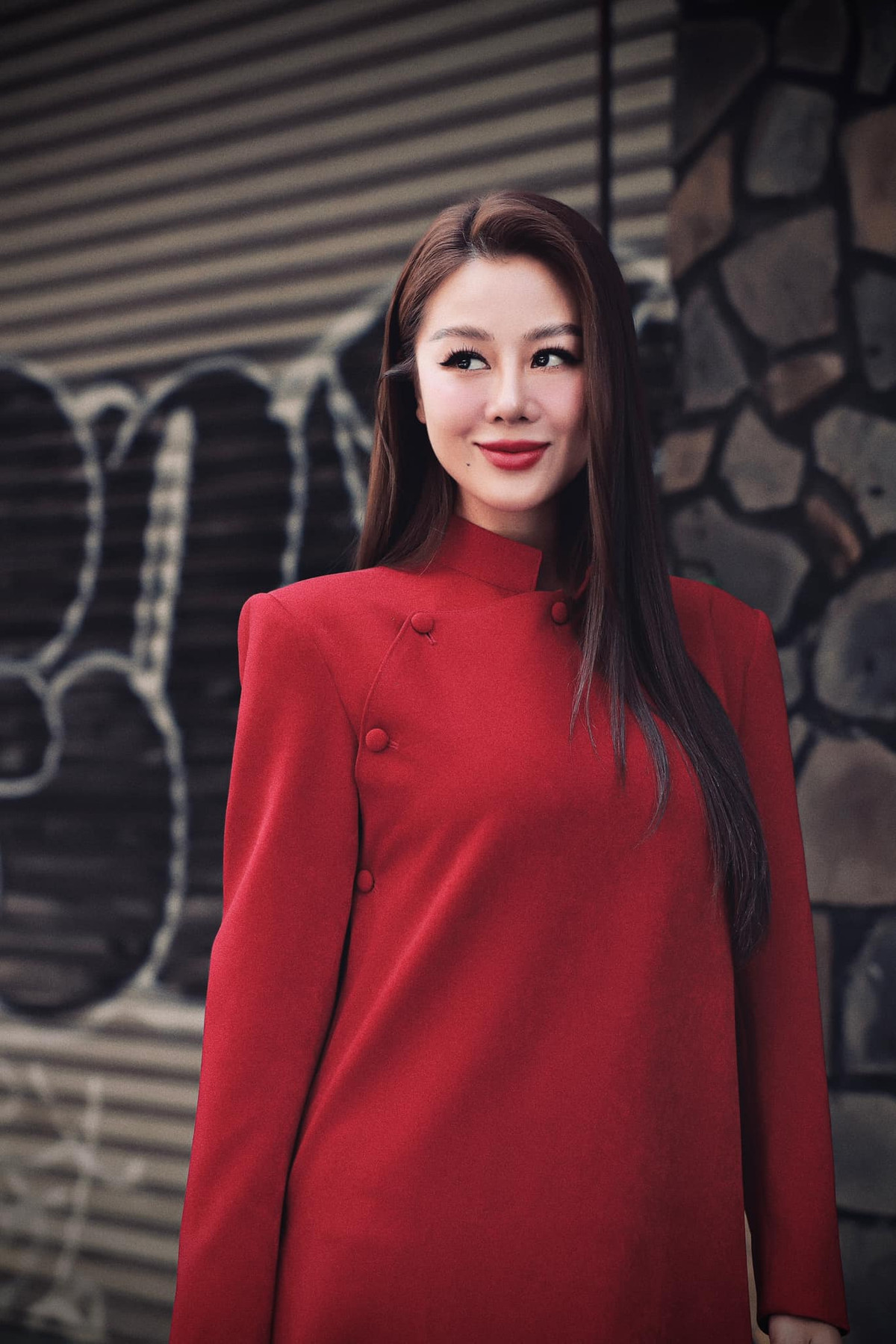 Công ty quản lý cũng khẳng định Nam Thư chỉ sử dụng các tài khoản mạng xã hội với đúng đích danh của mình, không liên quan đến tài khoản Zalo có tên "Eres Al Amor De Mi Vi". Đơn vị này nhấn mạnh mọi suy đoán, quy chụp về Nam Thư với những thông tin thiếu thiện chí đang lan truyền trên truyền thông và mạng xã hội "đều vô lý".