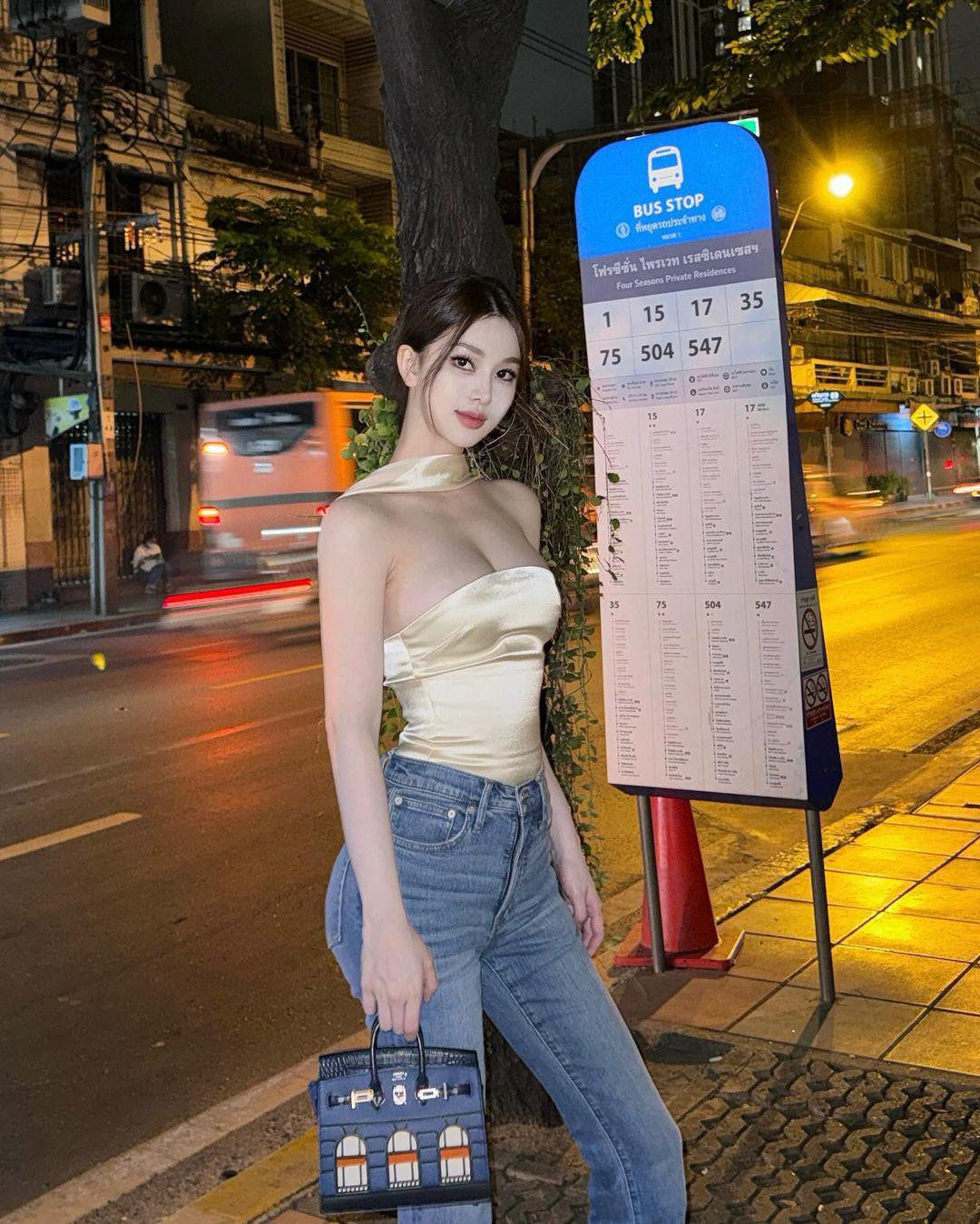 Người đẹp búi tóc cao, trang điểm nhẹ nhàng làm nổi bật đường nét gương mặt thanh tú, ngọt ngào. Phần màu áo như tiệp vào da, chi tiết bó sát tôn vòng 1 gây chú ý.