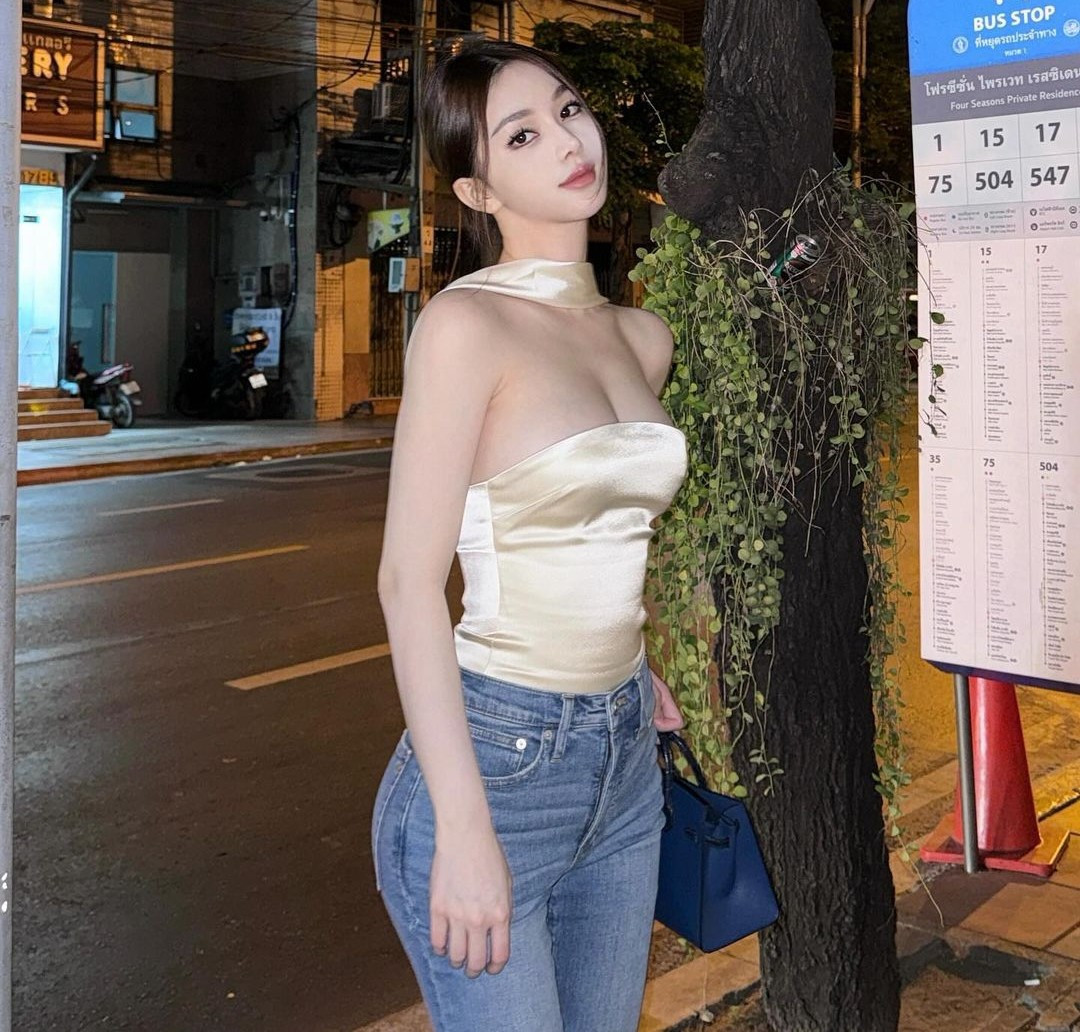 Crissie Lee gây chú ý khi diện thiết kế áo lụa màu trắng ngà, tôn vòng 1 đi chơi đêm.