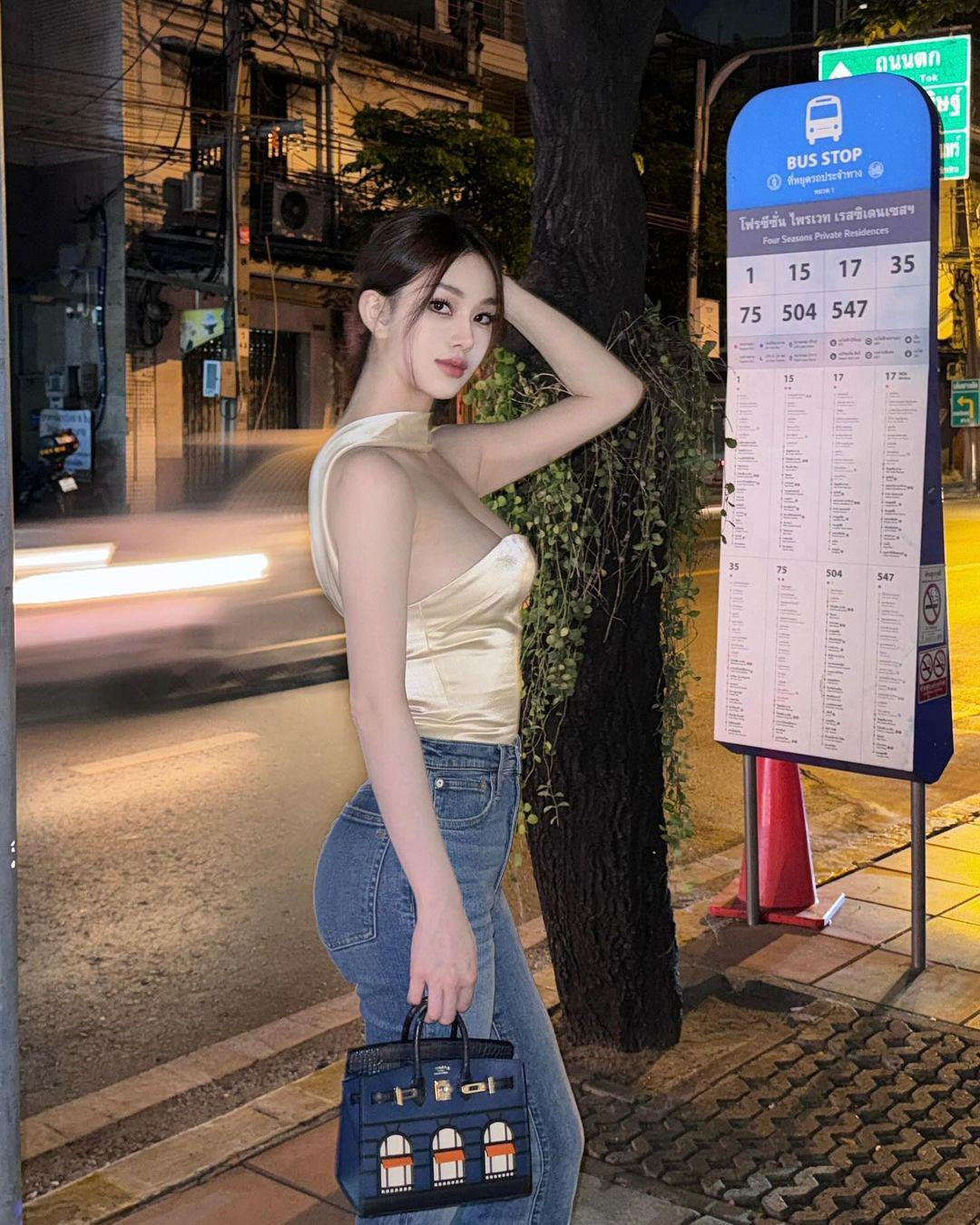 Theo đó, hot girl Trung Quốc này kết hợp giữa áo lụa cúp ngực và quần jeans xanh, tay mang túi xách Hermes Birkin đắt đỏ.