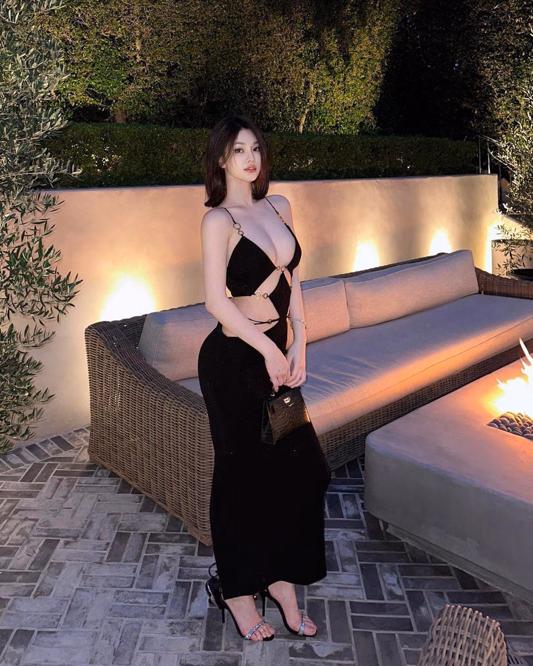 Cô nàng cũng cho thấy sự khéo léo trong cách kết hợp nhiều trang phục khác nhau trông cực kỳ bắt mắt.