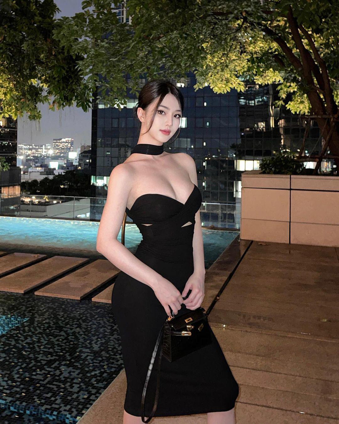 Với lợi thế body đẹp, cô nàng tự tin diện nhiều mẫu đầm cắt xẻ, xuyên thấu...