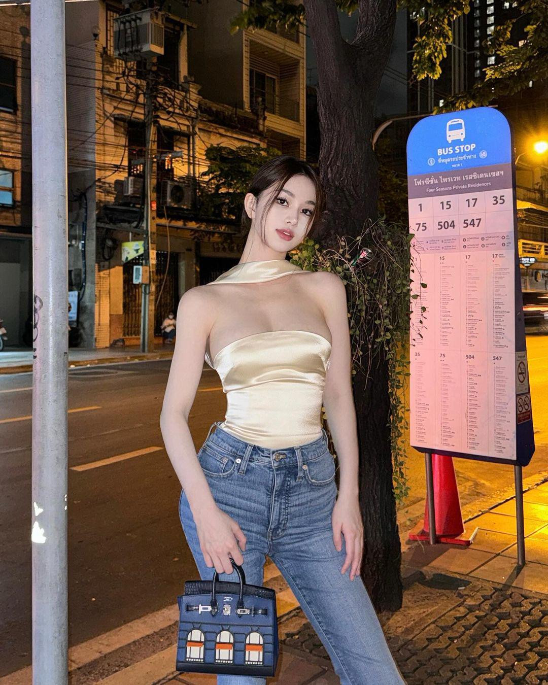 Crissie Lee cho hay cô rất yêu thời trang, nên đầu tư mua sắm quần áo, túi xách hàng hiệu khá nhiều.